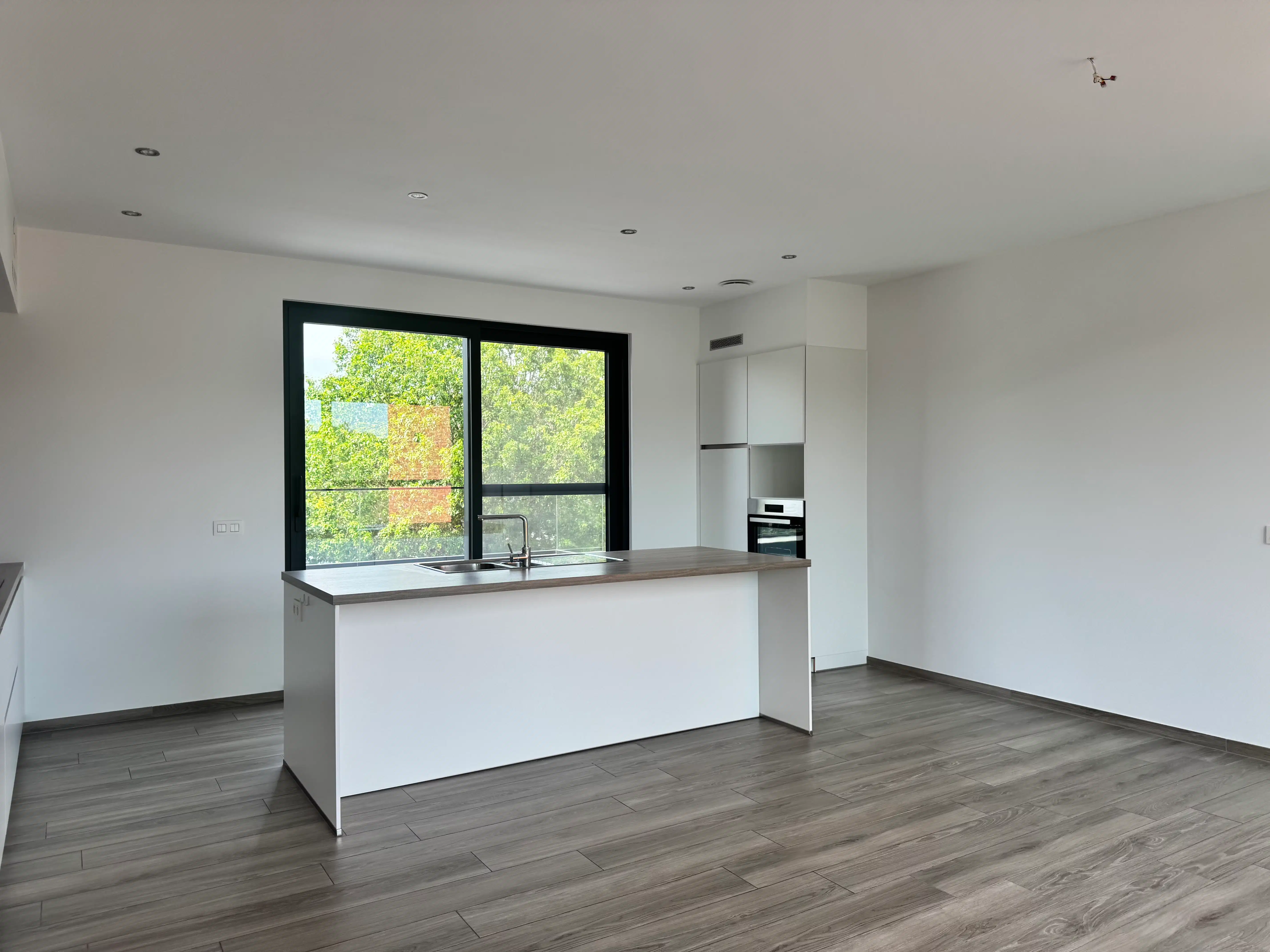 Modern appartement met 2 slaapkamers en 2 autostaanplaatsen foto 2