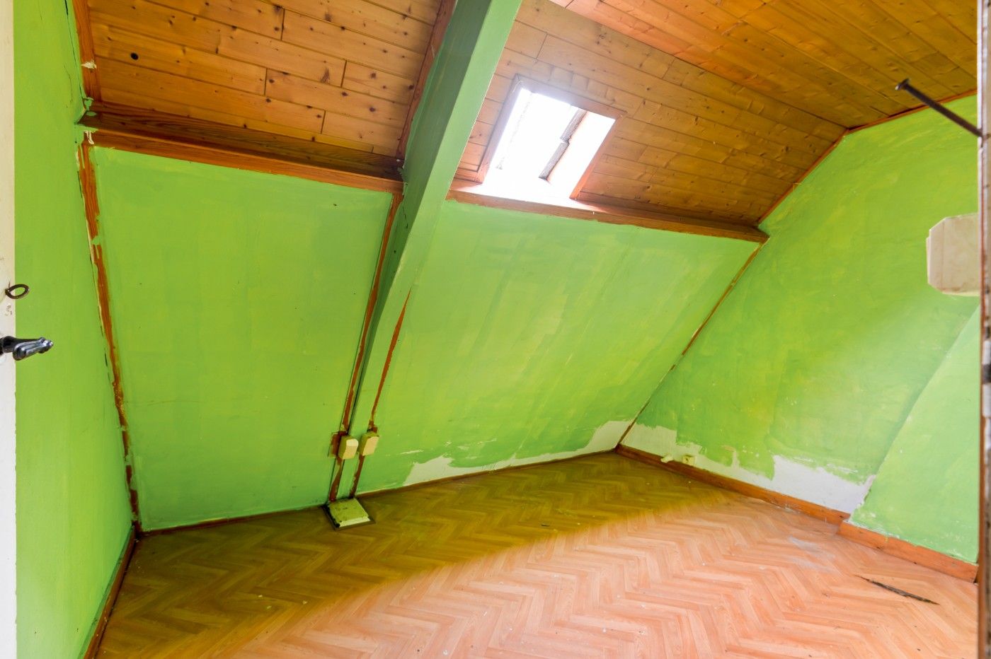 Karaktervolle, te renoveren woning met 4 slpk., garage en tuin foto 9