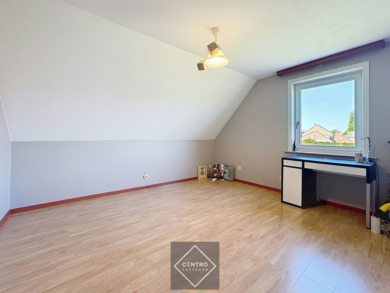 Instapklare lichtrijke VILLA met 3 slpks, garage en leuke tuin! foto 18