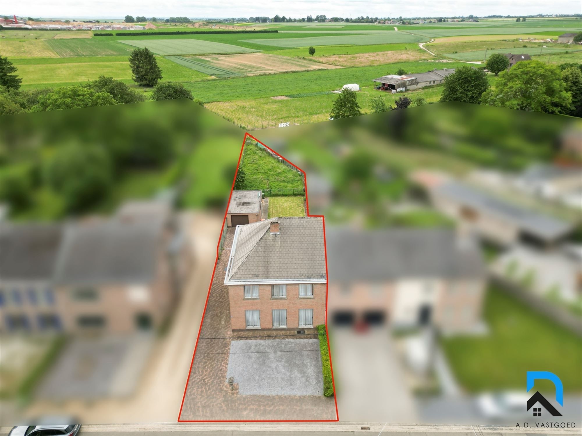 Ruime woning met 4 slaapkamers in het groen foto {{pictureIndex}}