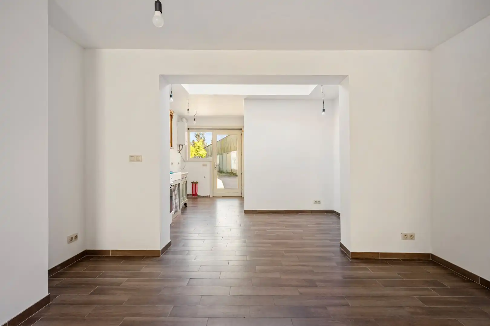 Grotendeels gerenoveerde woning met 2 slaapkamers, ruime zolder en tuin te Menen foto 7