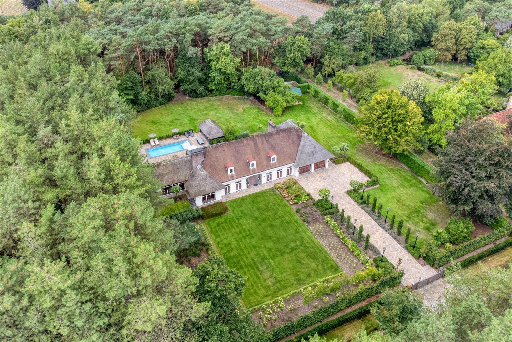 Landelijke luxe: unieke villa op 7.188 m² privé-domein foto {{pictureIndex}}