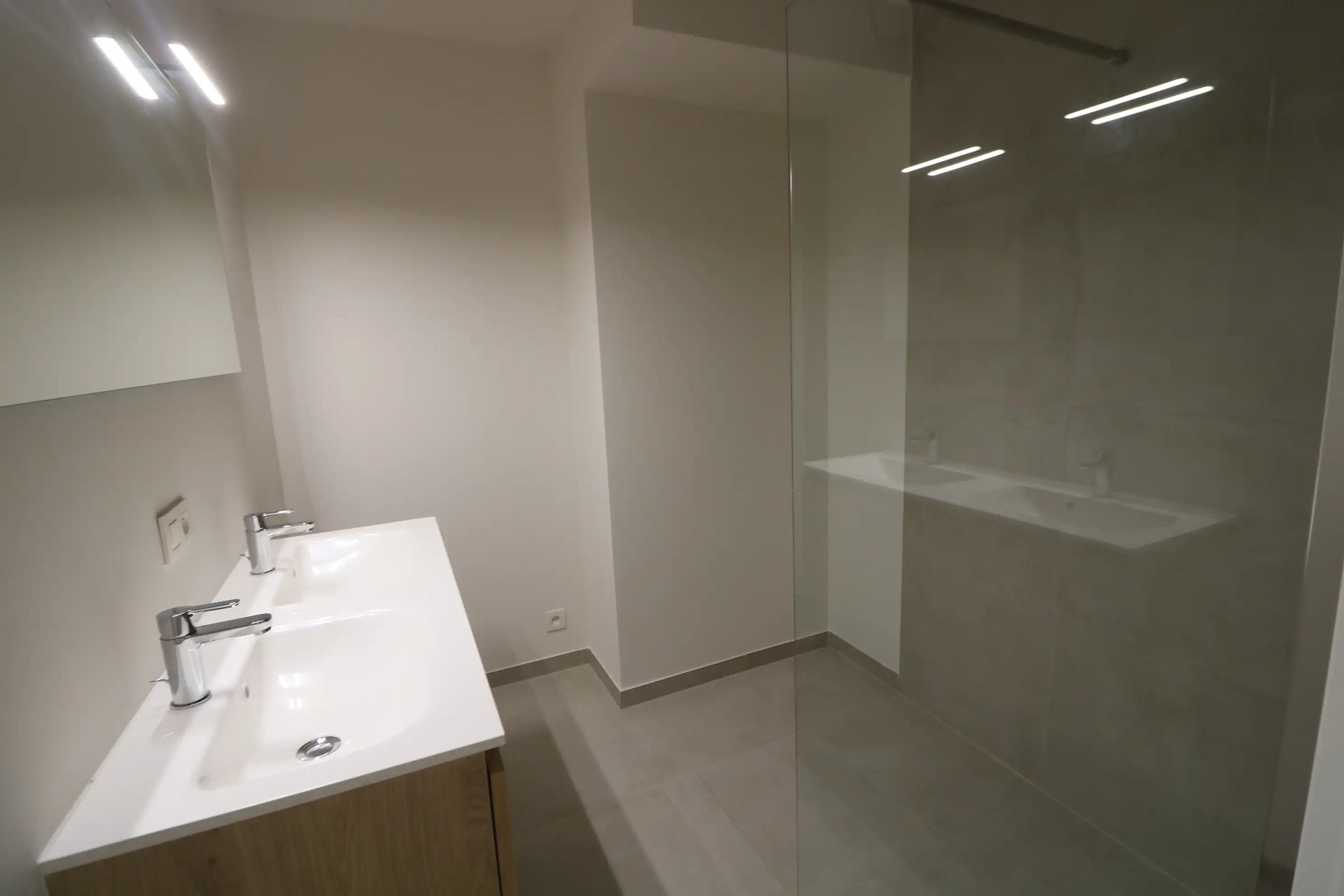 Luxueus en ruim nieuwbouwappartement met 2 slaapkamers en stadstuin. foto 3