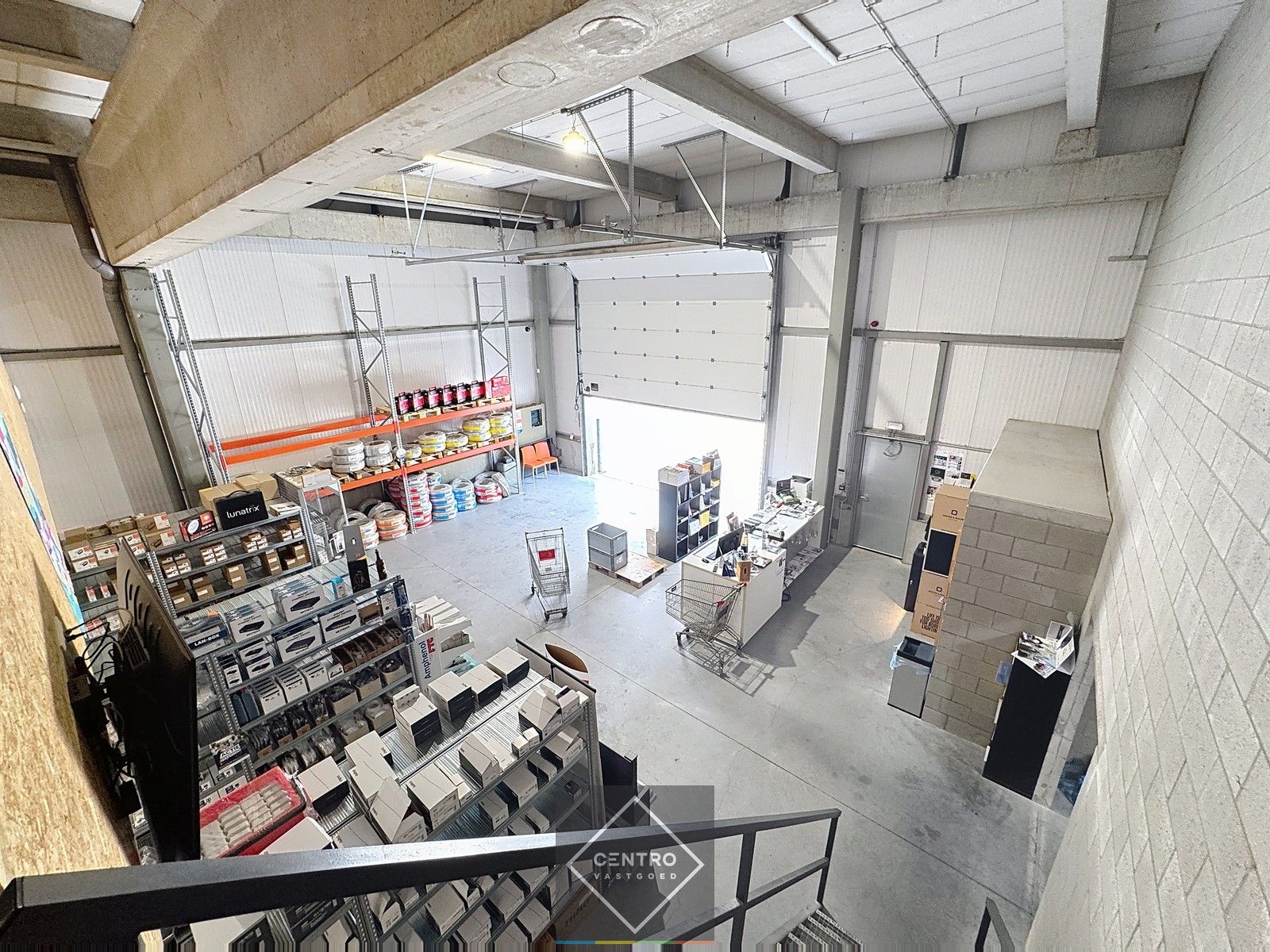 Instapklaar MAGAZIJN (177m²) met KANTOOR (69m²) op verdieping, toilet en hoge sectionaalpoort (gemakkelijk toegankelijk met grote vrachtwagens). Op industriezone "Herdersbrug" te 8000 Brugge. foto 6