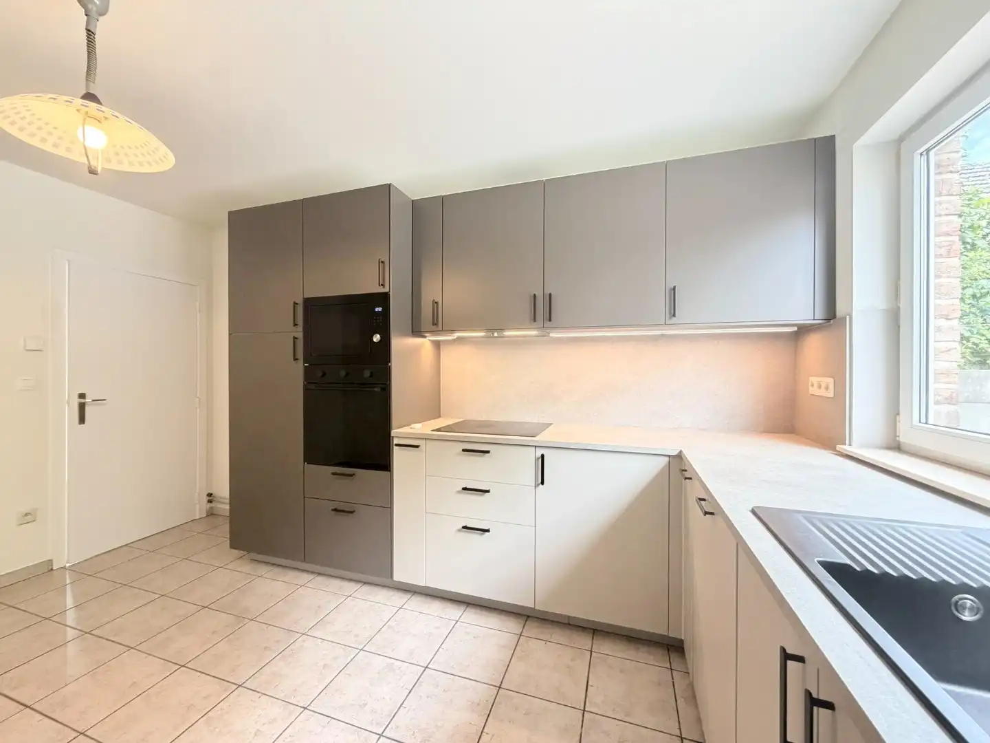 Netjes gerenoveerd 1-slaapkamer appartement met ruime kelder en inpandige garage foto 3