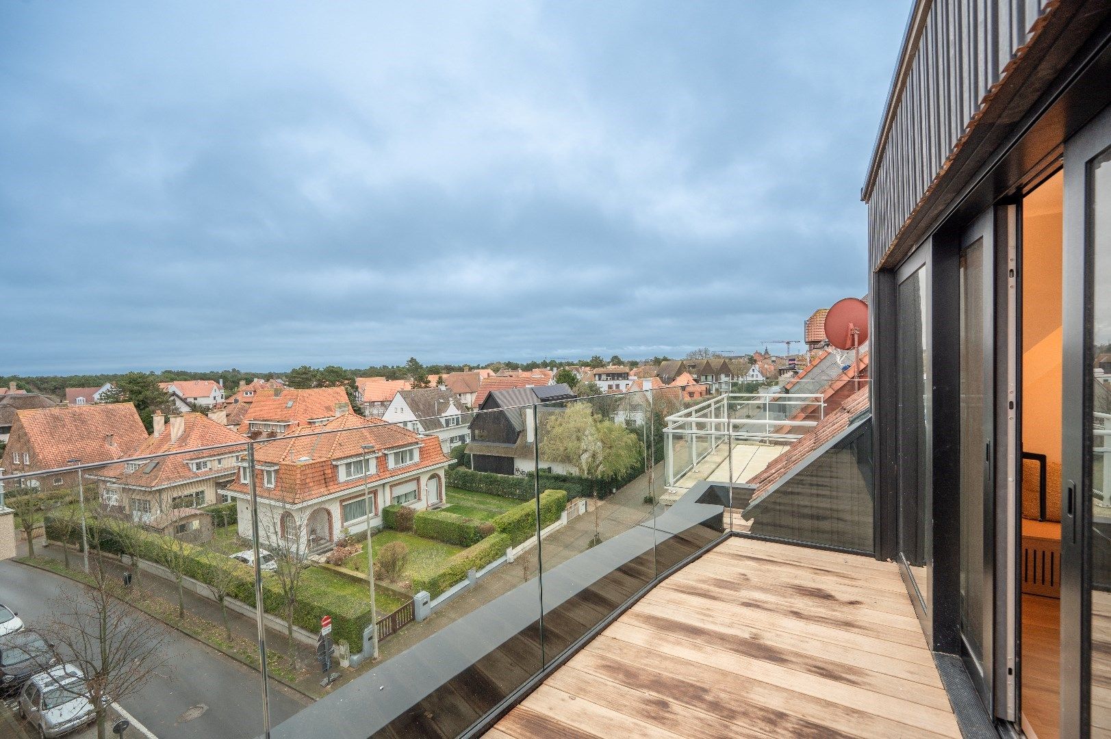 Luxueus afgewerkt duplex dakapp. met open zicht over de villa's van het Zoute, gelegen in het centrum van Knokke. Garage te koop foto 3