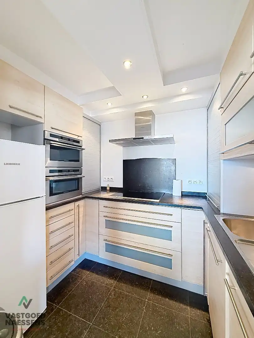 SCHITTEREND VERNIEUWD HOEKAPPARTEMENT – 2 SLPK – TERRASSEN – ZEEZICHT EN ZICHT OP GOLF foto 3