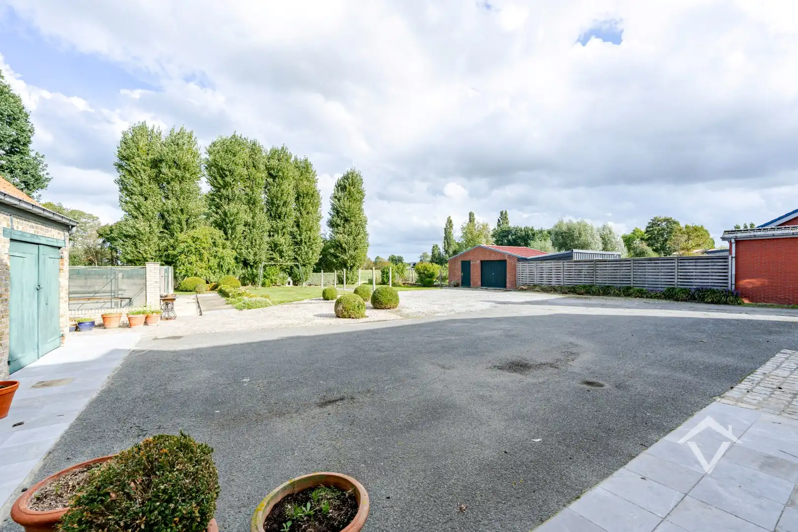 Ruime woning met bijgebouwen in Gistel: 5 Slaapkamers, 368m² Woonoppervlakte op een perceel van 1801m² foto 27