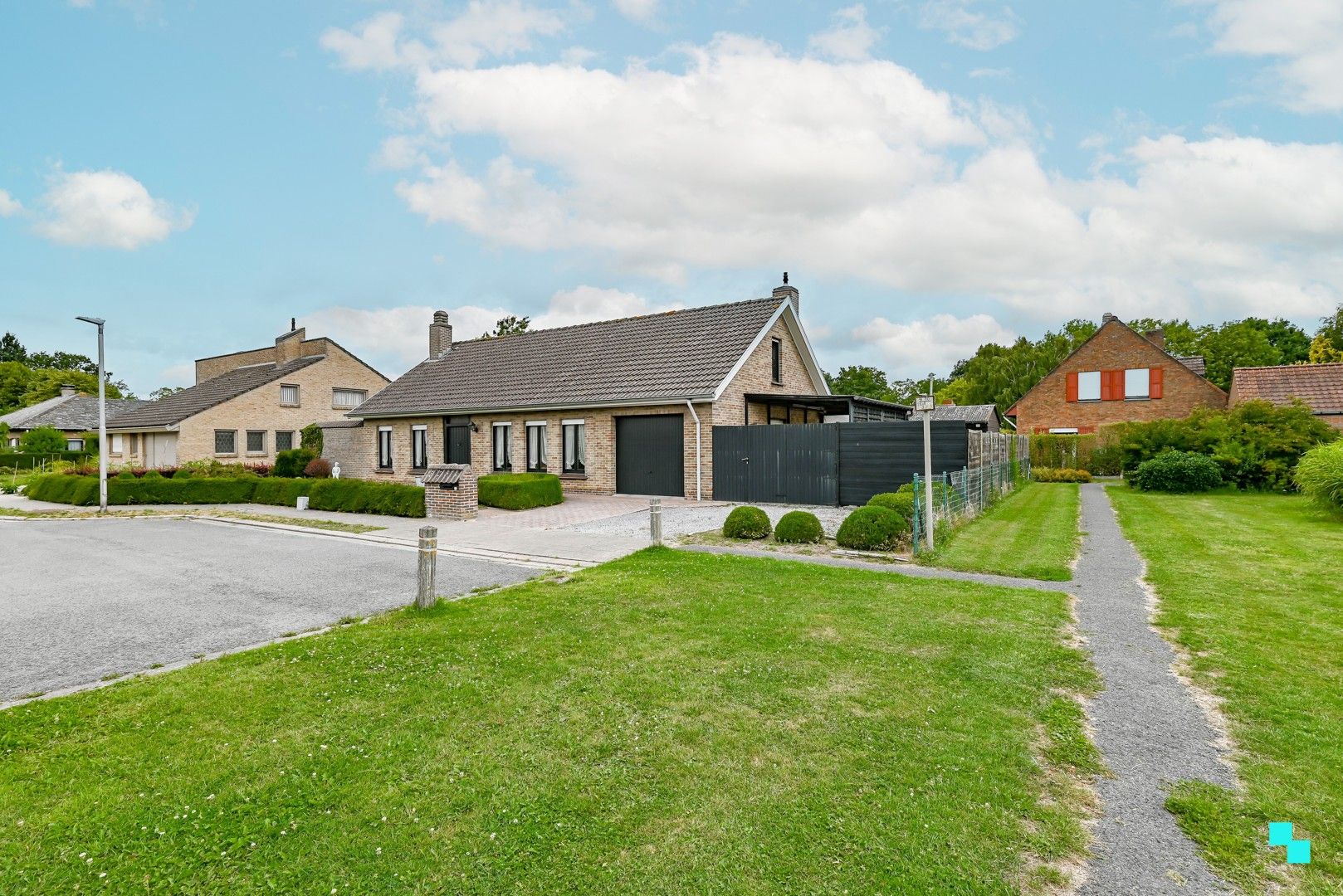 Hoofdfoto van de publicatie: Vrijstaande woning in landelijke stijl in doodlopende straat te Ingelmunster