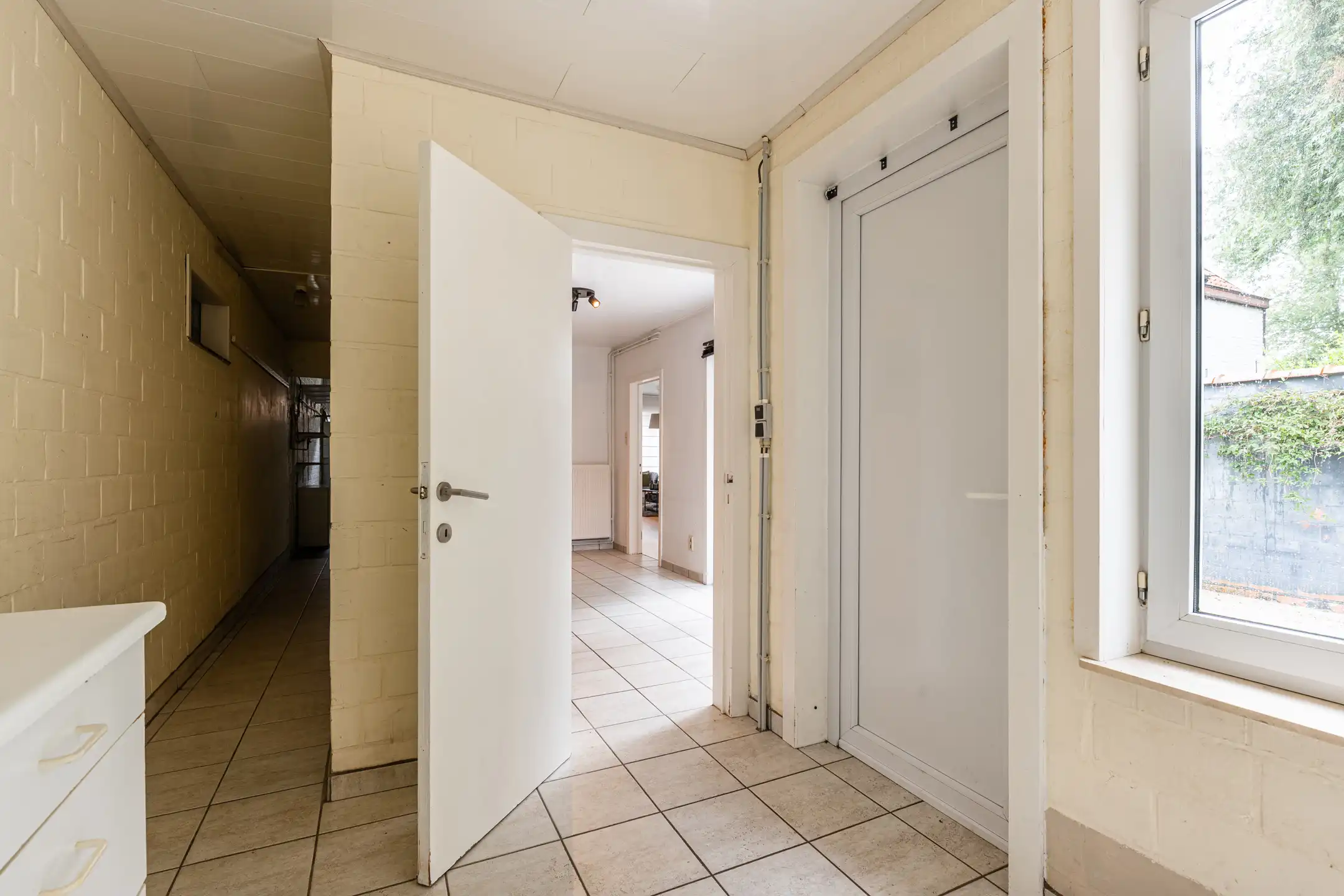 Instapklare woning met 3 slaapkamers, ruime garage en tuin foto 14