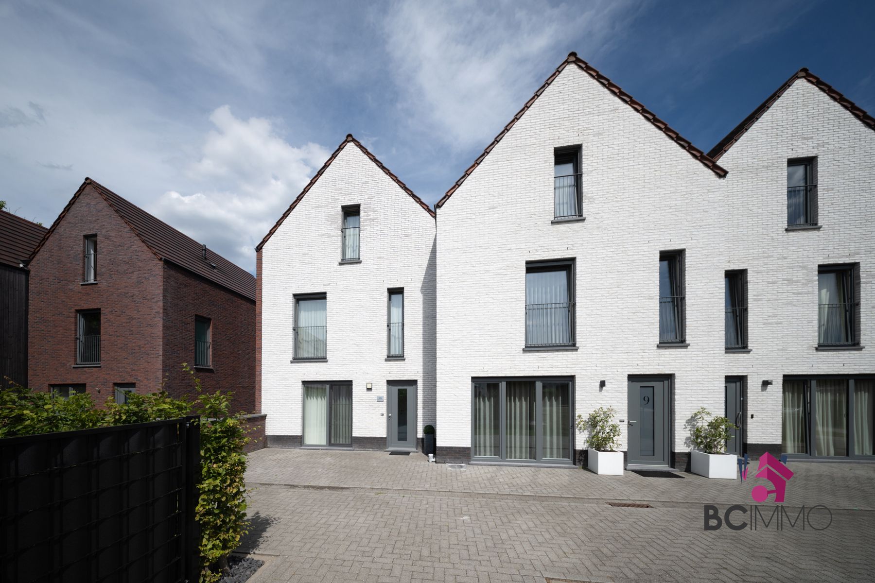 Ruime gezinswoning met 5 slaapkamers en een mooie tuin foto {{pictureIndex}}