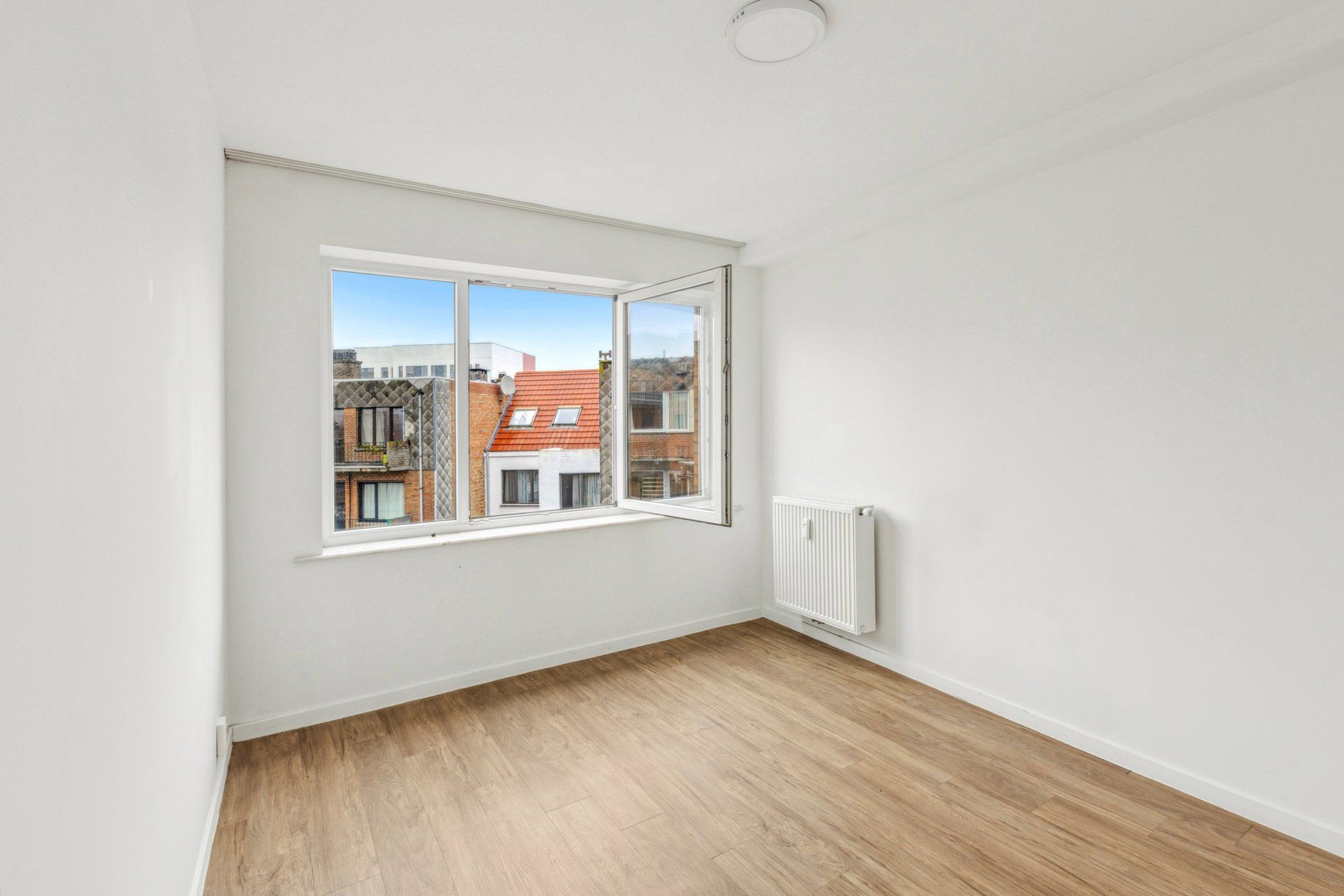 Lichtrijk appartement met terras en parking in Oostende! foto 7