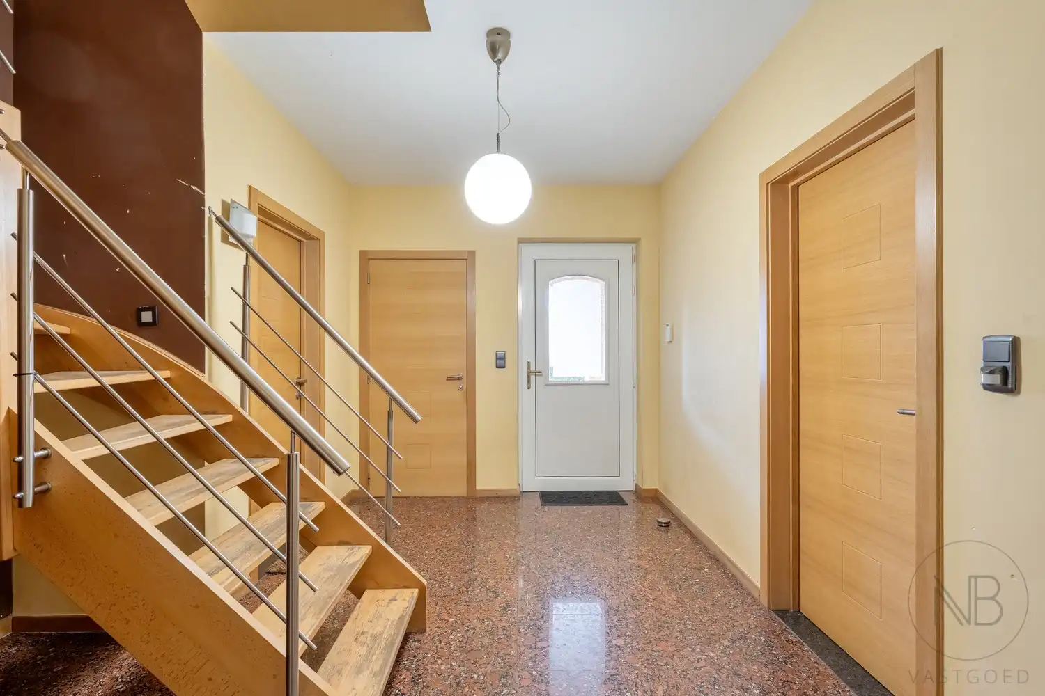 Ruime zuiderse gezinswoning  met 3 slaapkamers foto 6