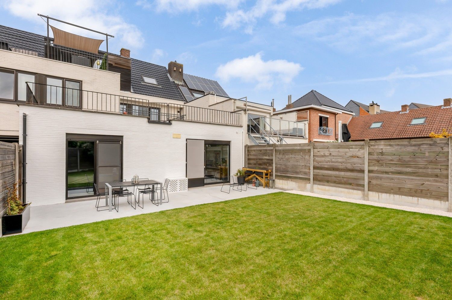 Uitzonderlijk gelijkvloers appartement met royale kelder en twee carports. foto 27