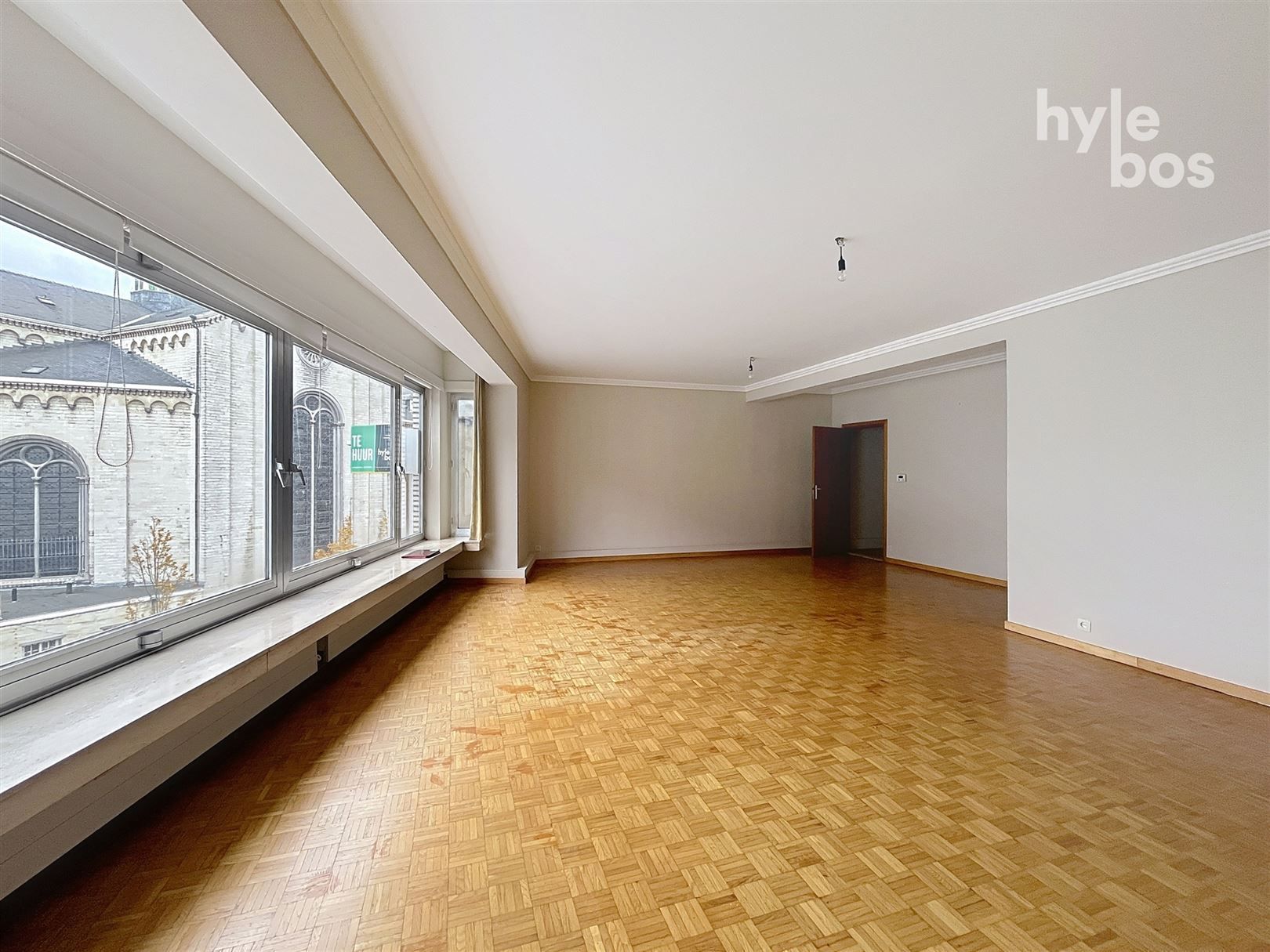 Centraal gelegen, ruim 3 slaapkamer appartement foto 5