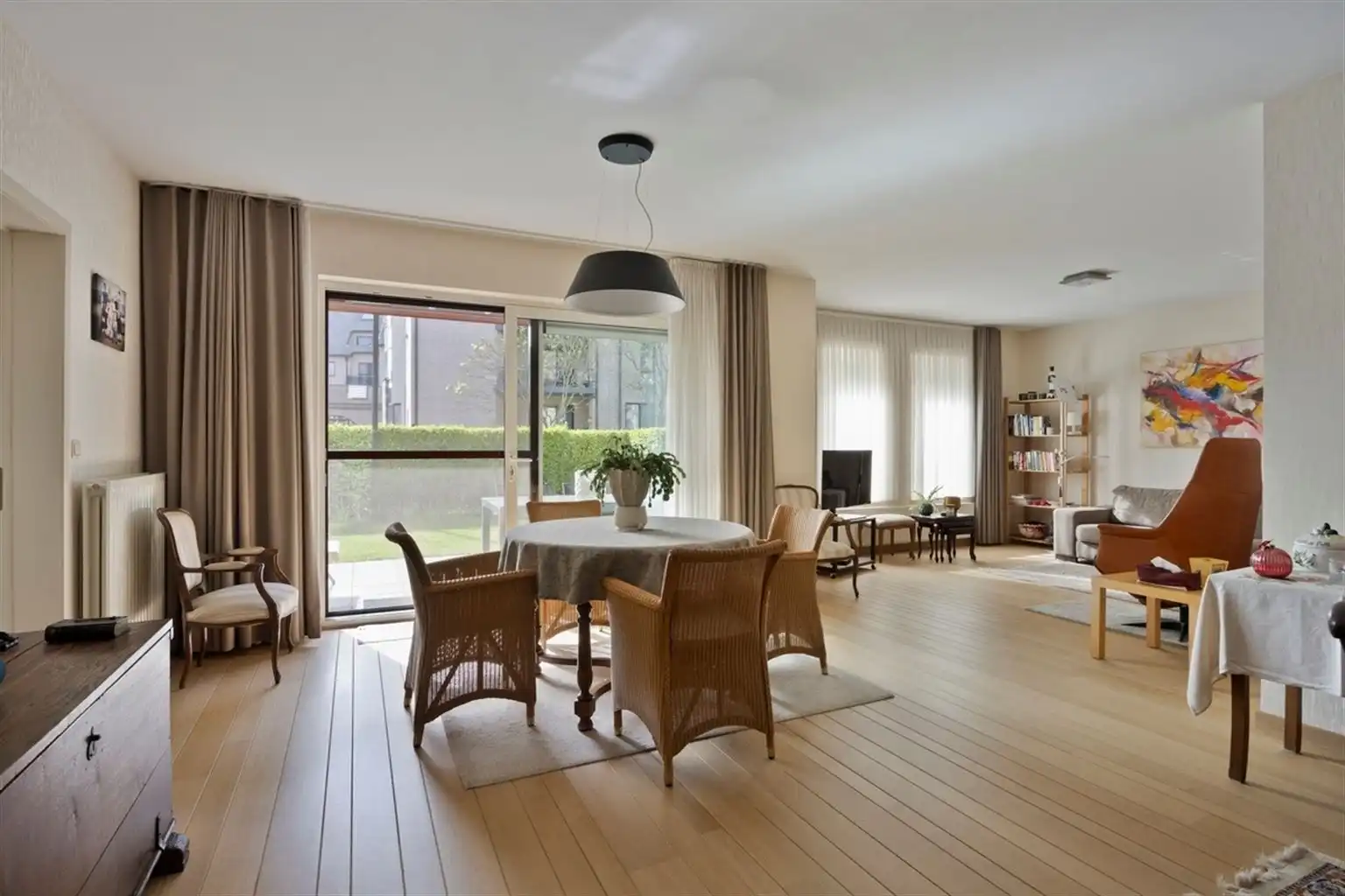 Uitzonderlijk ruim, gelijkvloers 2-slaapkamer appartement met terras en tuintje, zonnepanelen en inpandige garagebox gelegen vlakbij het centrum van Maaseik. foto 4