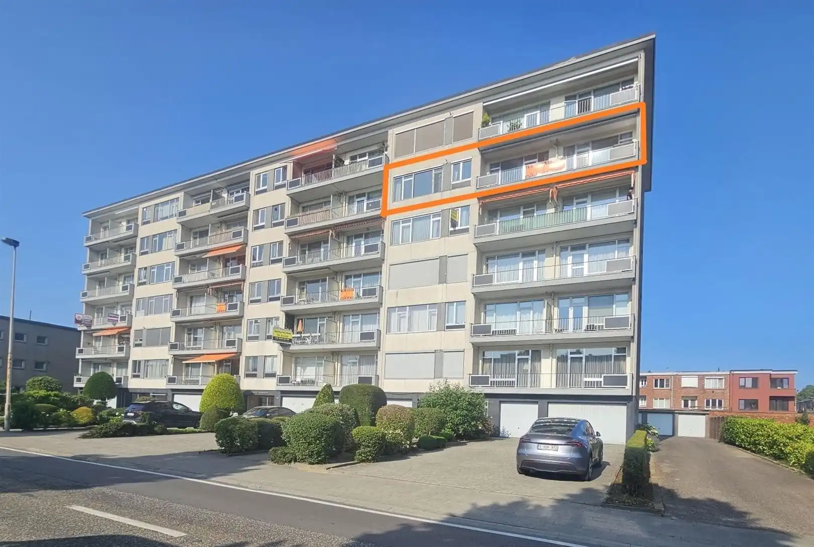 Hoofdfoto van de publicatie: Ruim appartement met 4 slpks, terras en garagebox.