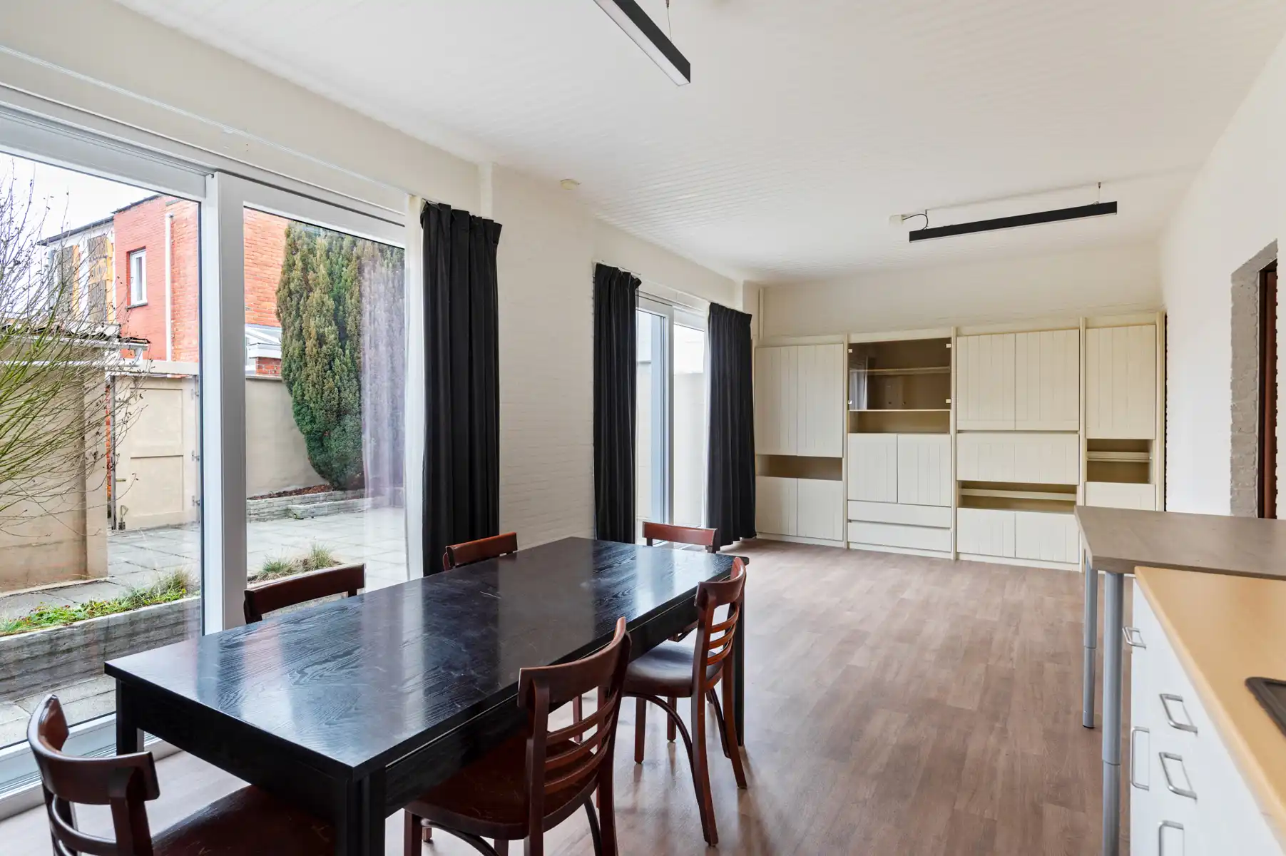 Gelijkvloers handelsruimte met koer én woonst op verdieping foto {{pictureIndex}}