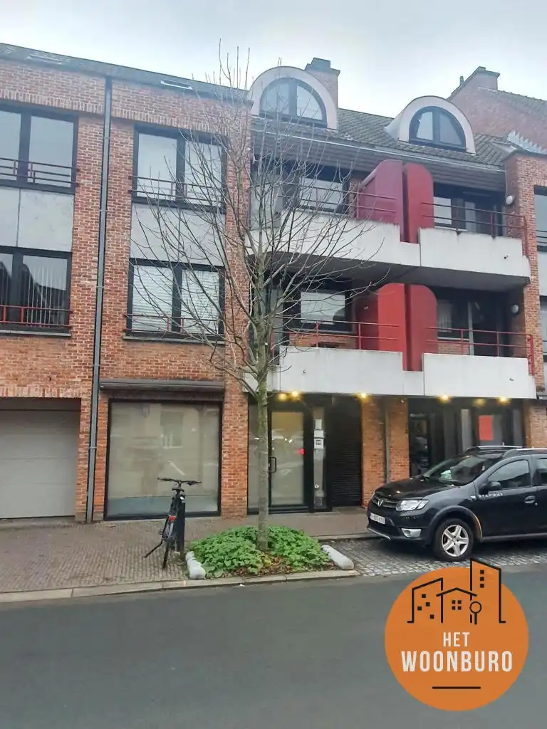 Handelsgelijkvloers te huur aan Markt Ternat foto {{pictureIndex}}