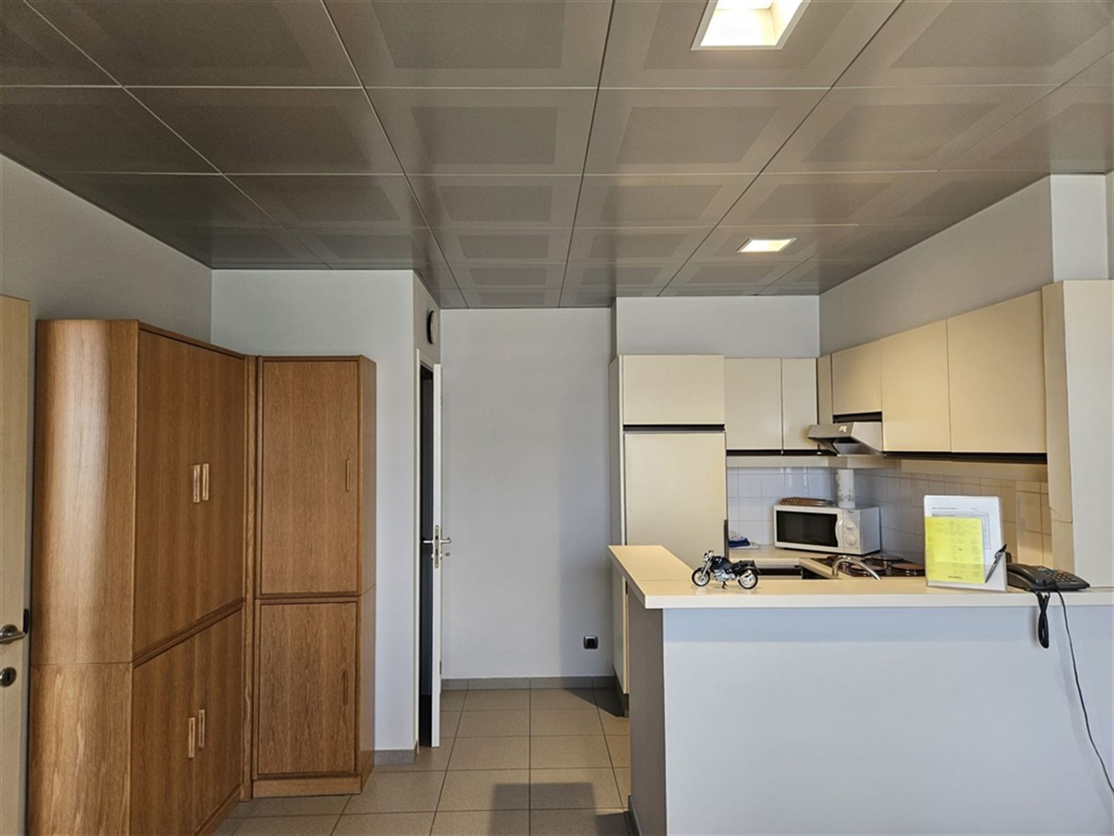 Bedrijfsgebouw met ruime parking te Waregem foto 17