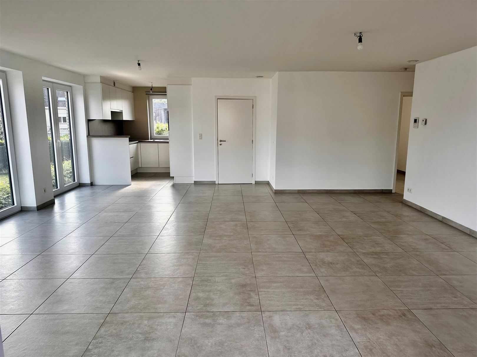 App met 2 slpks en grote garage! foto 8