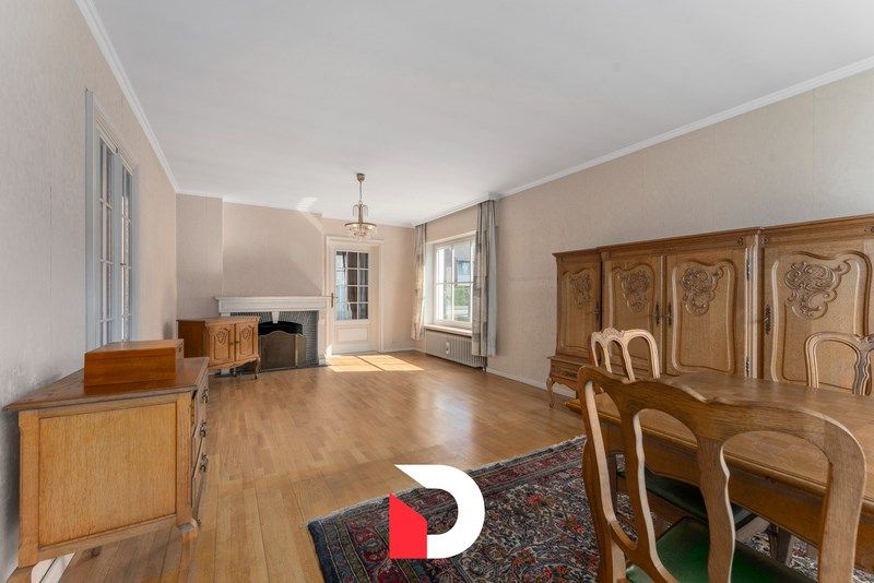 Deze statige halfopen woning is gelegen op een gegeerde en kindvriendelijke buurt te Oostkamp. foto 2