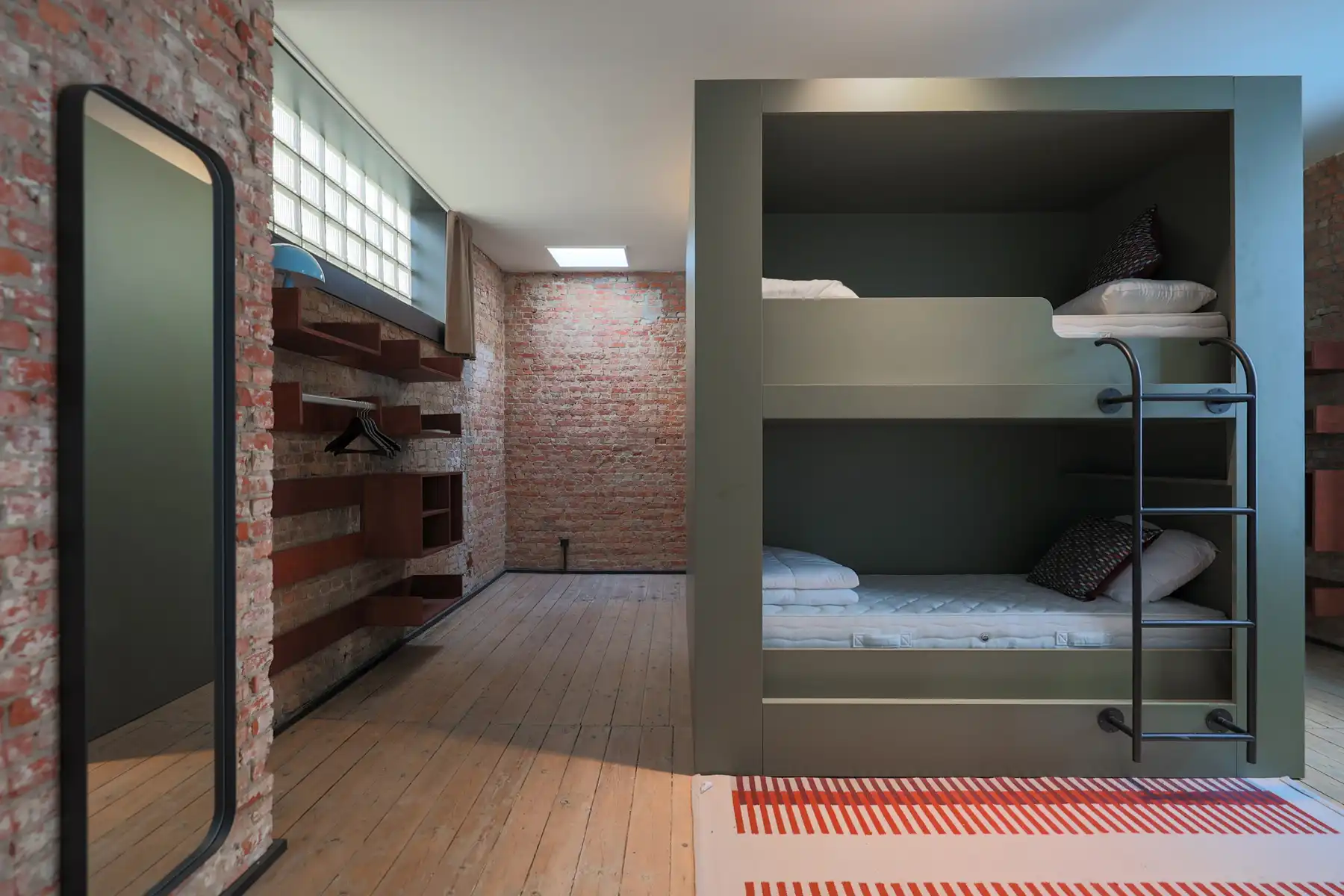 Ruim en lichtrijk triplex-atelier in de stad foto 9