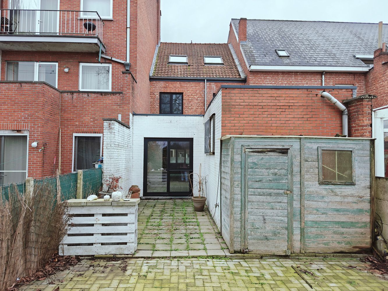 Te renoveren rijwoning met 4 slaapkamers en leuke stadstuin. foto 4