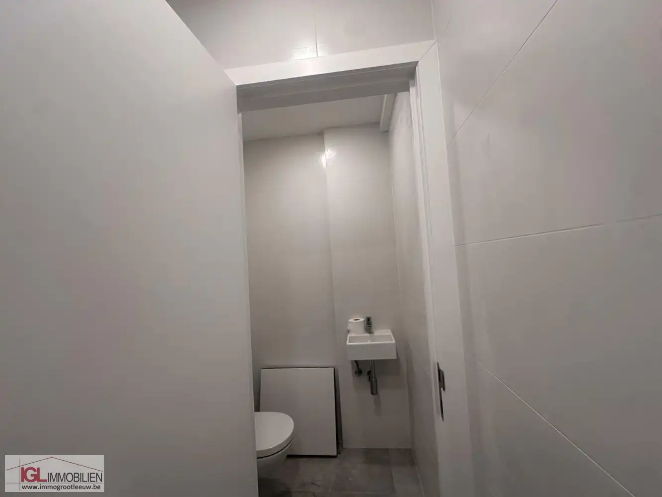 Volledig gerenoveerd handelspand aan het Vlezenbeekplein te koop foto 16