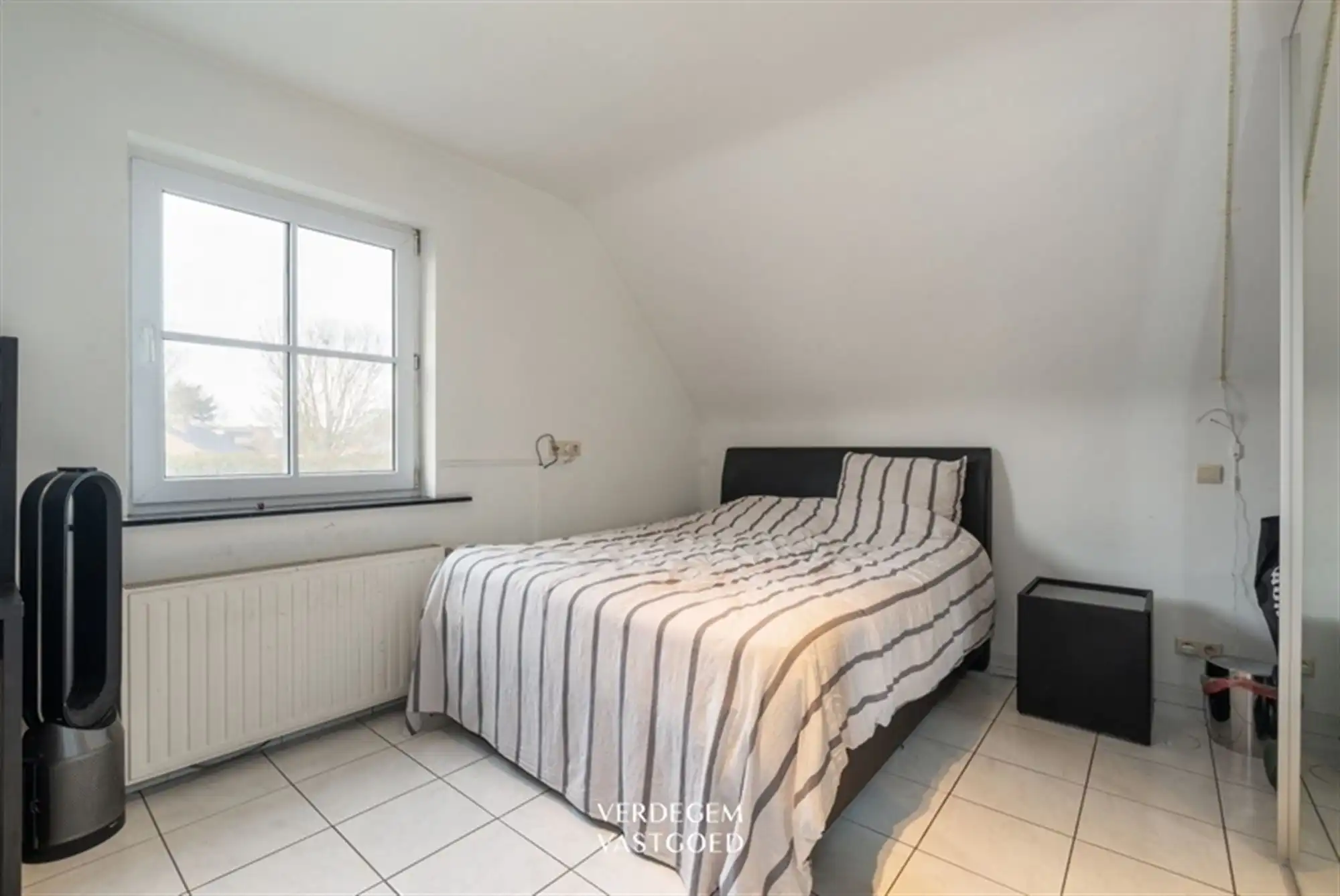 Ruime gezinswoning met 4 slaapkamers, garage en tuin in rustig straatje foto 11