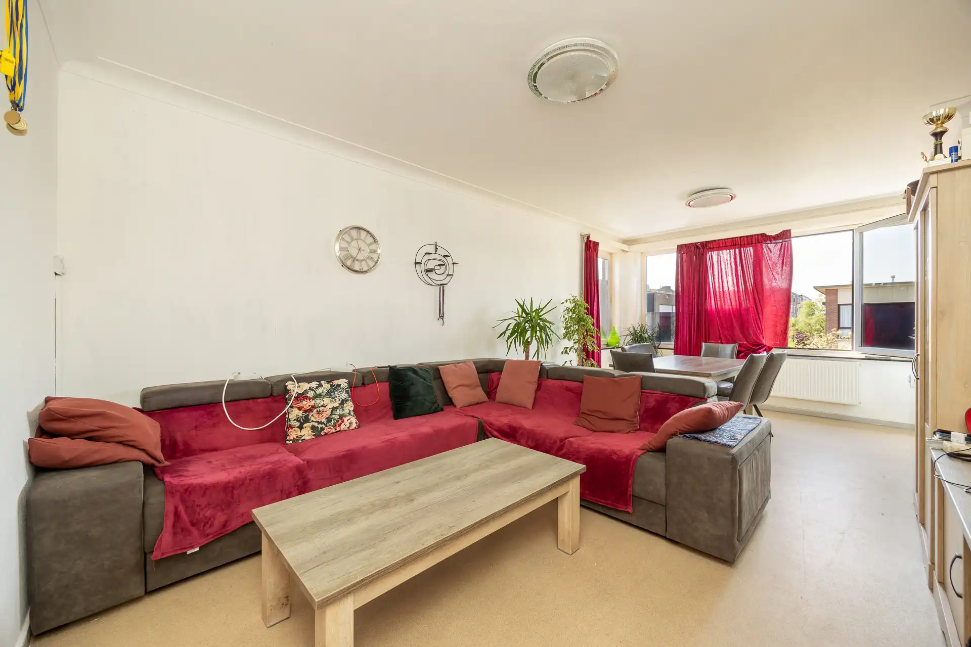 Op te frissen appartement met 2 slaapkamers op toplocatie foto {{pictureIndex}}