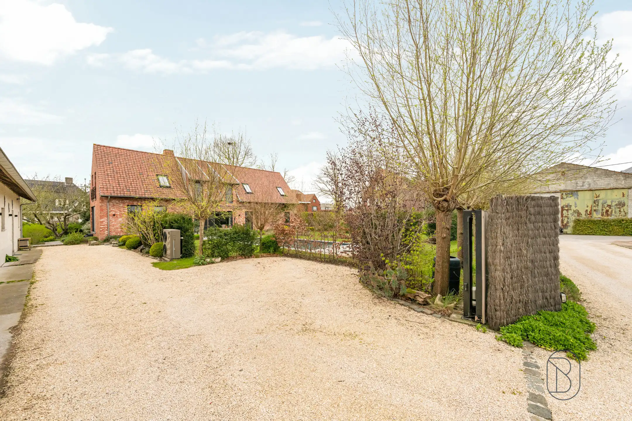 Unieke kans: prachtige woonst met zwembad + bedrijfsgebouw foto 9