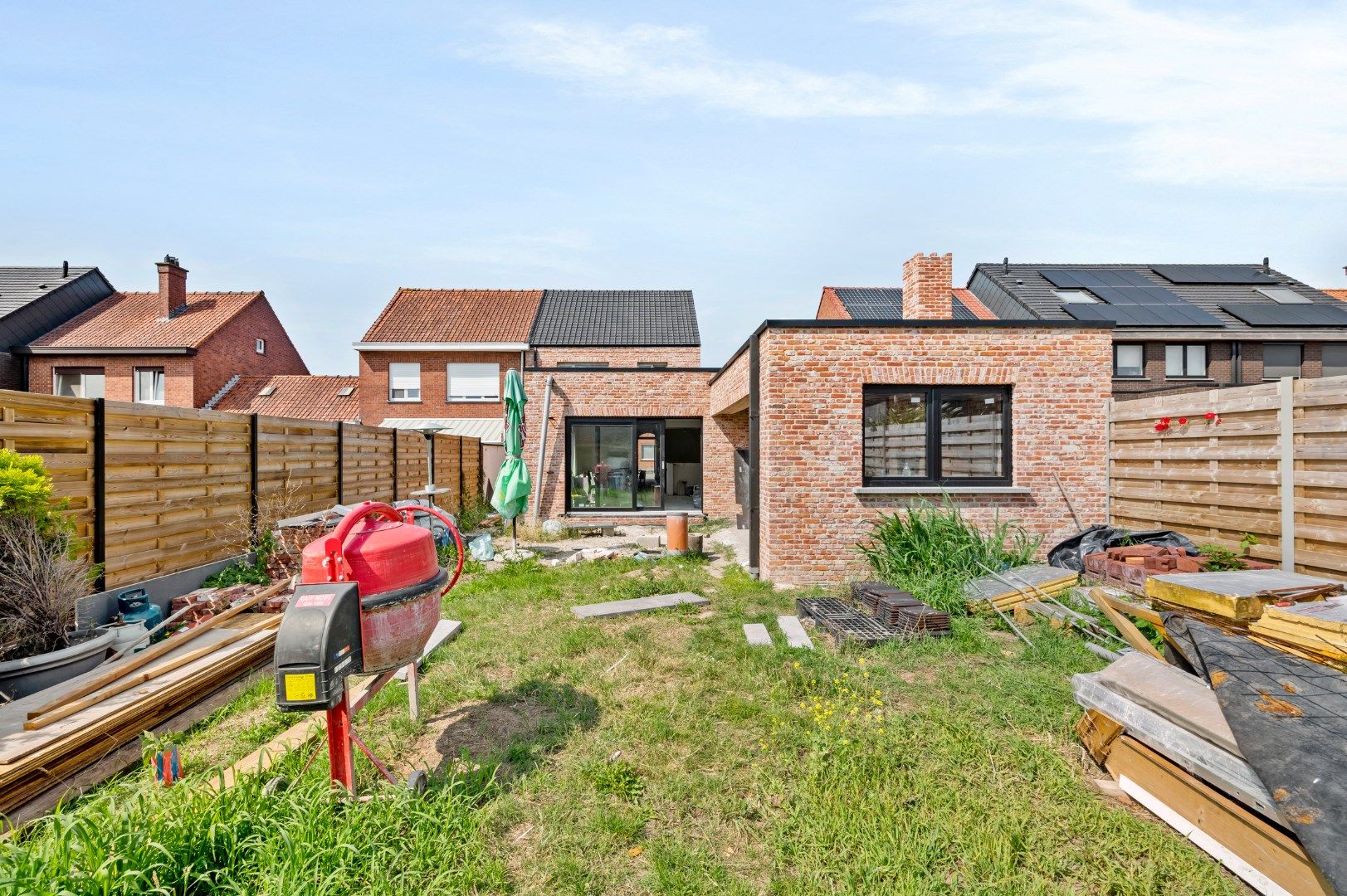 VERDER AF TE WERKEN WONING MET 5 SLPKS EN 2 BADKAMER IN EEN RUSTIGE WIJK foto 3
