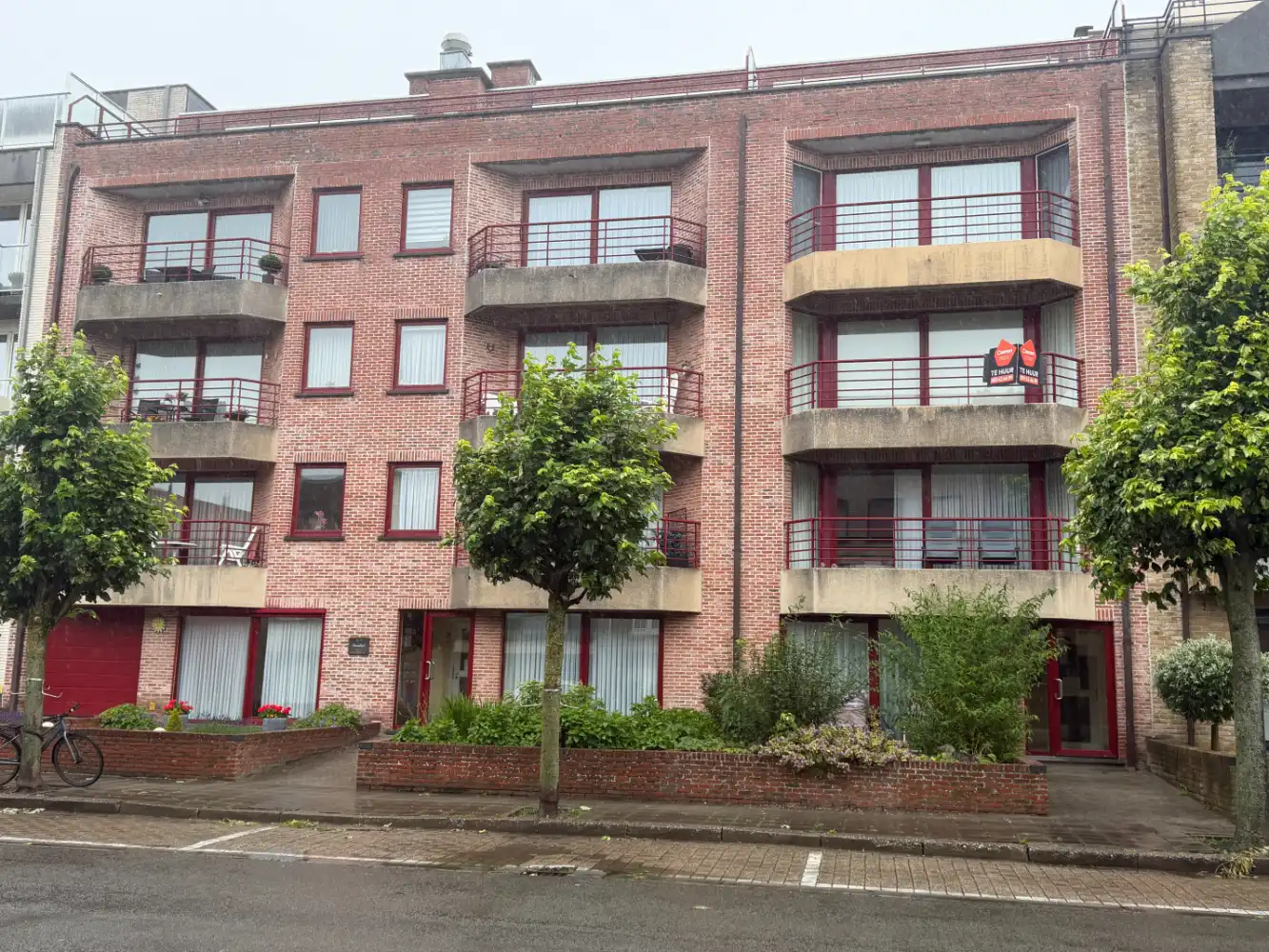 Instapklaar appartement met groot terras en twee slaapkamers. Garage bij te huren in hetzelfde gebouw. foto {{pictureIndex}}