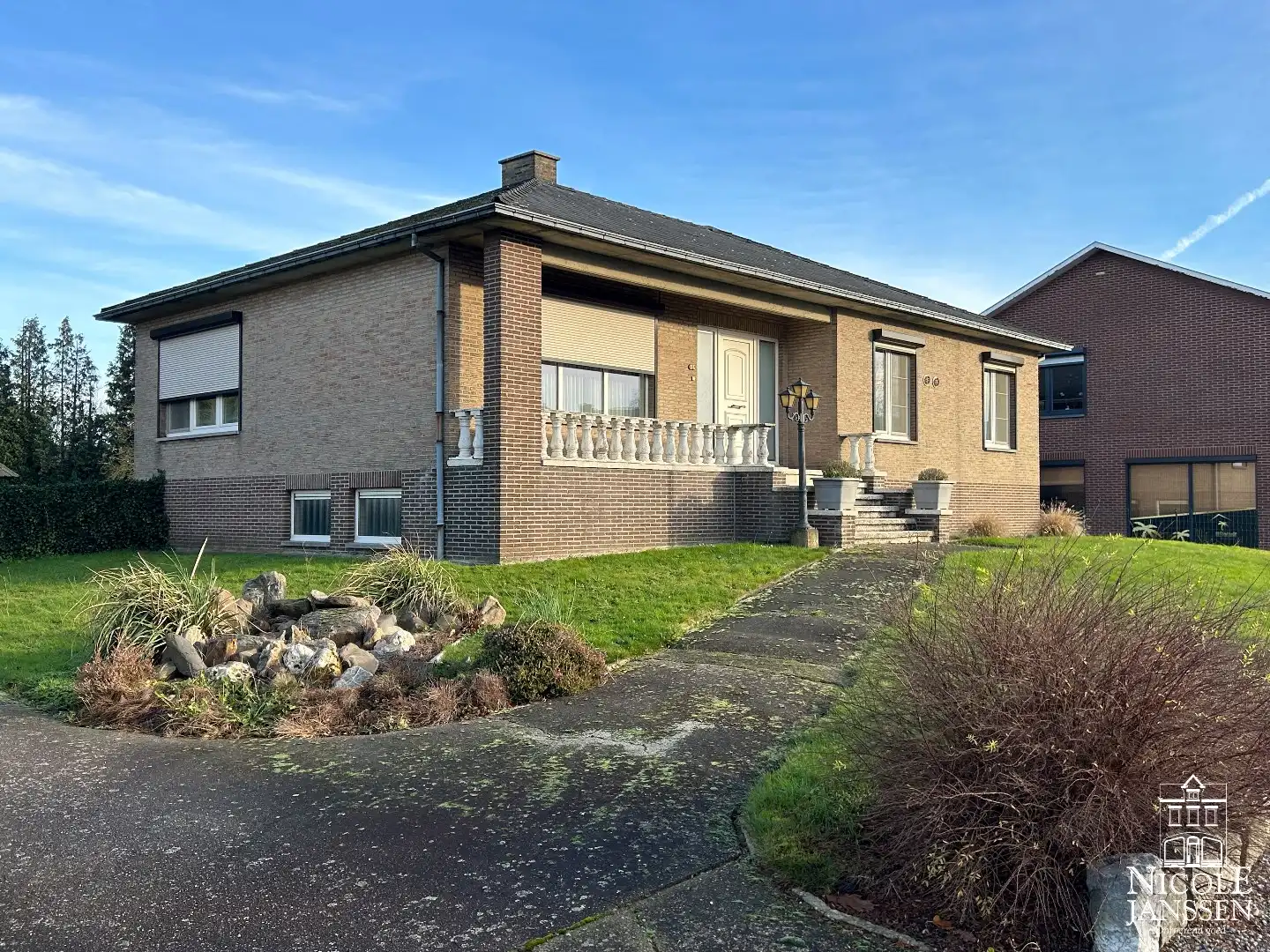 Gelijkvloerse gezinswoning met drie slaapkamers, grote kelder en ruime tuin foto {{pictureIndex}}