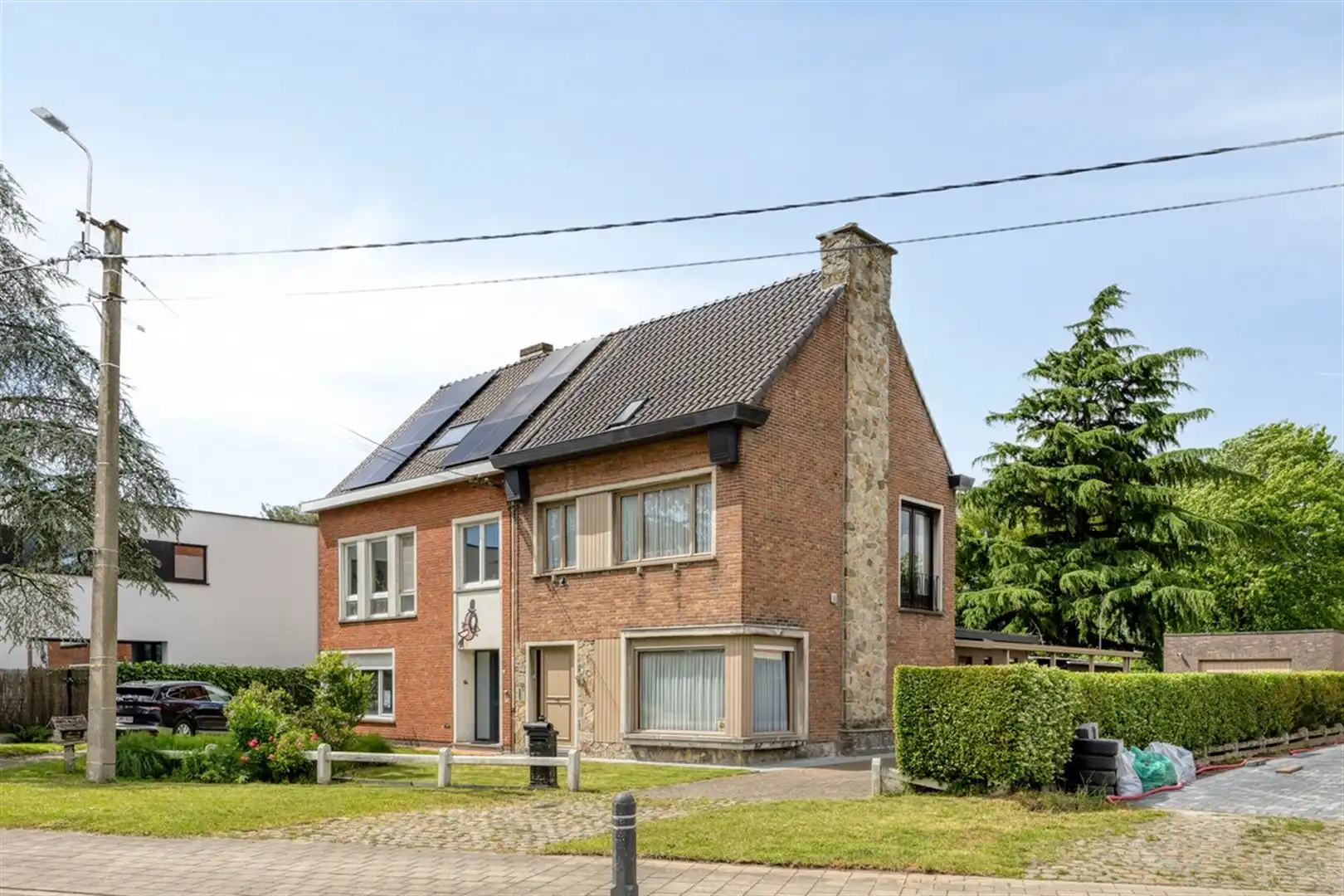 Rustig gelegen, op te frissen halfopen bebouwing met 3 slaapkamers op een perceel van 672 m². foto {{pictureIndex}}