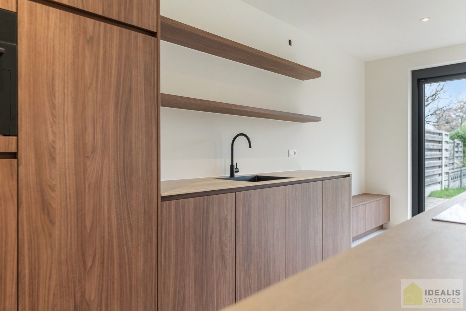 IDEALIS VASTGOED – Schitterend volledig vernieuwde woning (+- 220m²) met een heerlijke open leefruimte, 3 ruime slaapkamers, luxueuze badkamer, ruime wasplaats op een fijn zuid georiënteerd perceel! Dit heerlijke huis bevindt zich op een knap perceel van 8a 69ca in een heerlijk rustige en groene omgeving! - EEN MUST VISIT! - foto 2