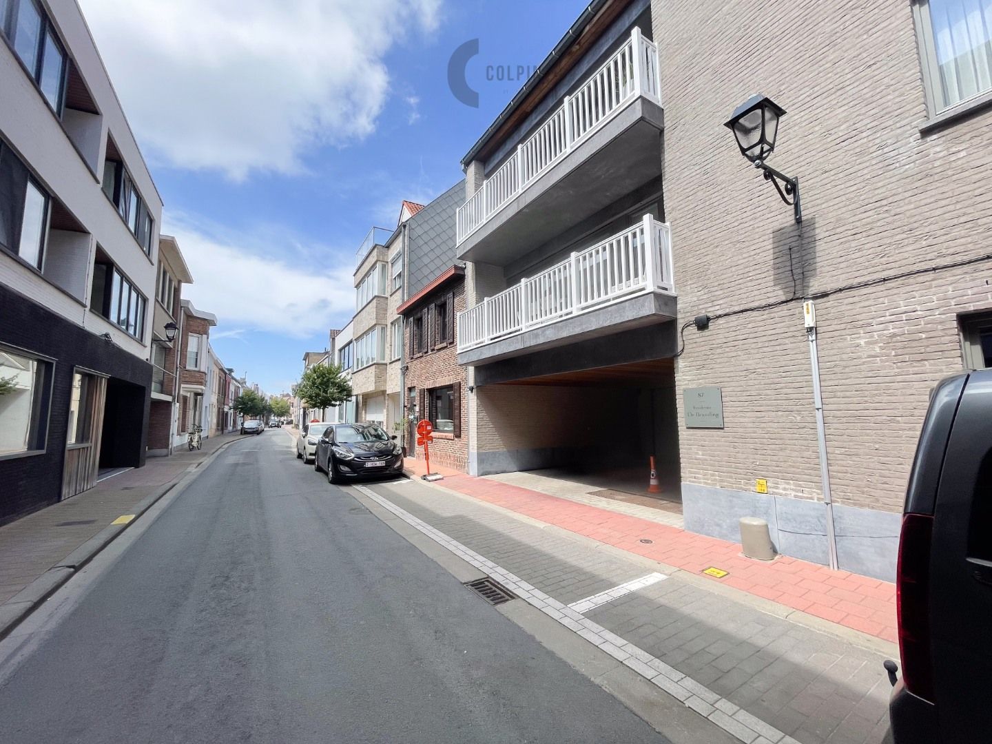 Afgesloten garagebox in garagecomplex op centrale ligging in Heist centrum foto {{pictureIndex}}