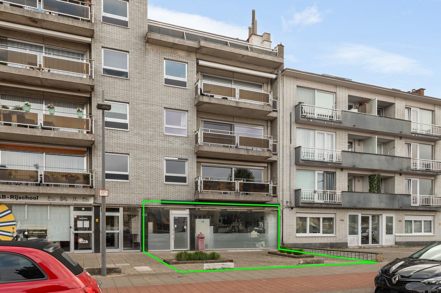 Handelsgelijkvloers te Deurne te koop! foto {{pictureIndex}}
