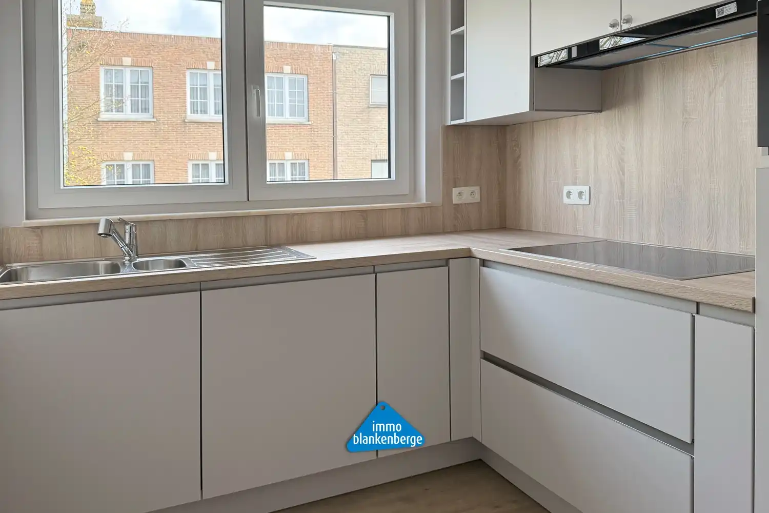 Volledig gerenoveerd ruim 2 slaapkamer appartement foto 6