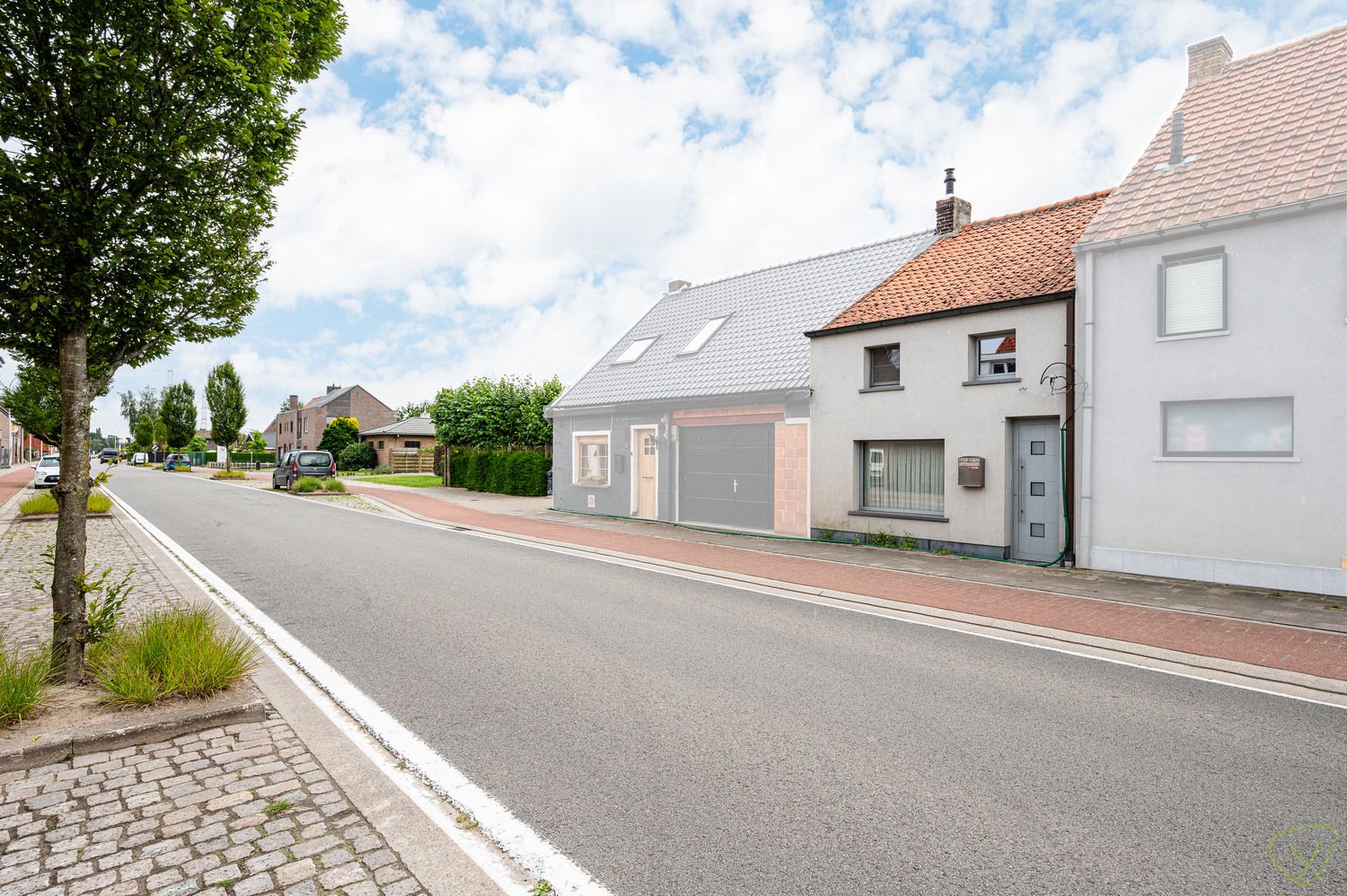 Hoofdfoto van de publicatie: Te renoveren starterswoning te koop in Balgerhoeke met een verrassend ruime tuin!