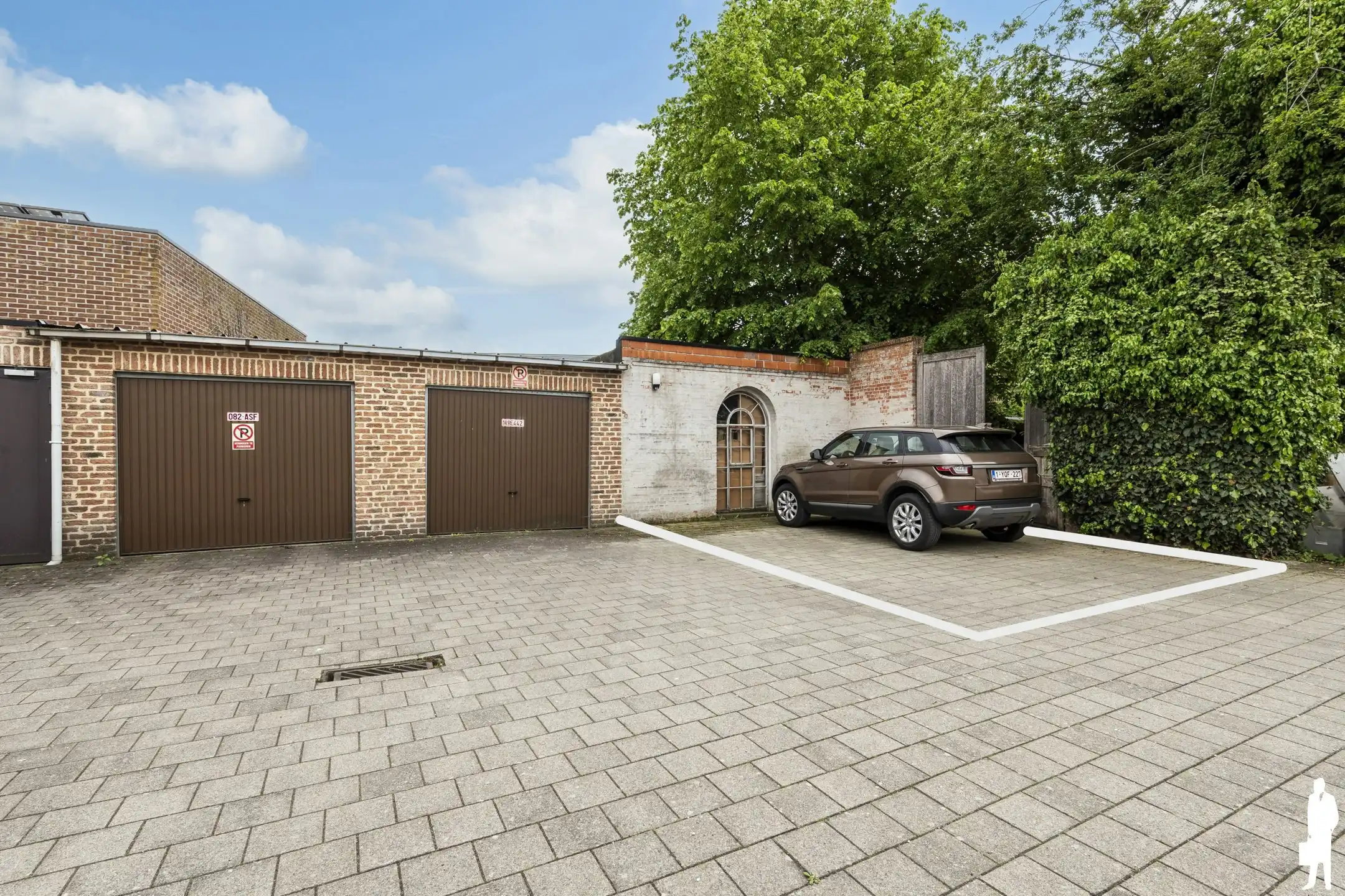 Majestueus handelspand met woonst, tuin en private parking foto 29