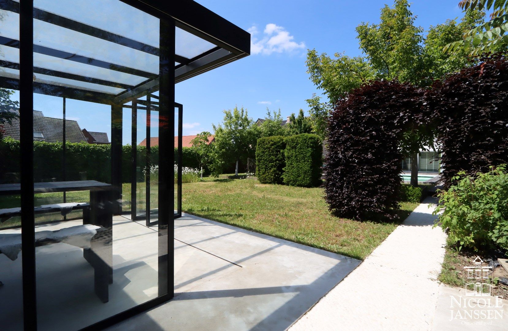 Ruime en speels ingedeelde woning met bijzondere architectuur en praktijkruimte foto 33