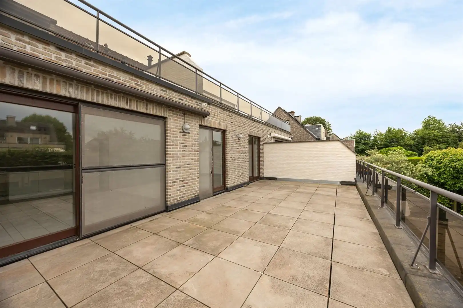 Zonnig appartement ca. 72m2 met 2 SLK en riant terras  foto 2