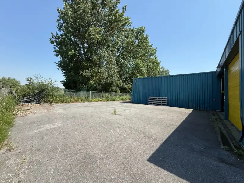 Veelzijdig bedrijfsgebouw langs de Dender met showroom, kantoren & parking foto 3