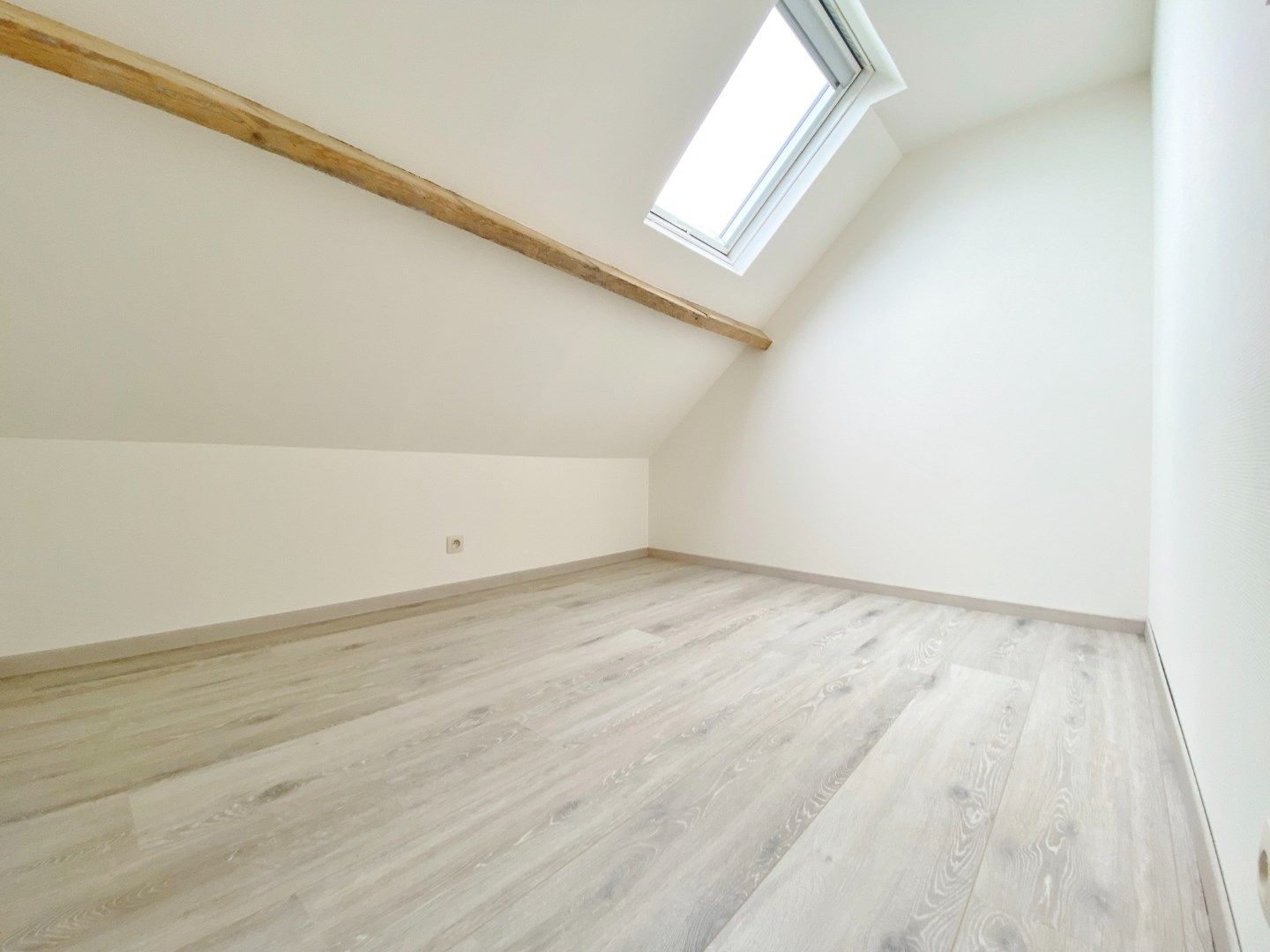 Volledig vernieuwde rijwoning met grote tuin, uitweg en parking. foto 12