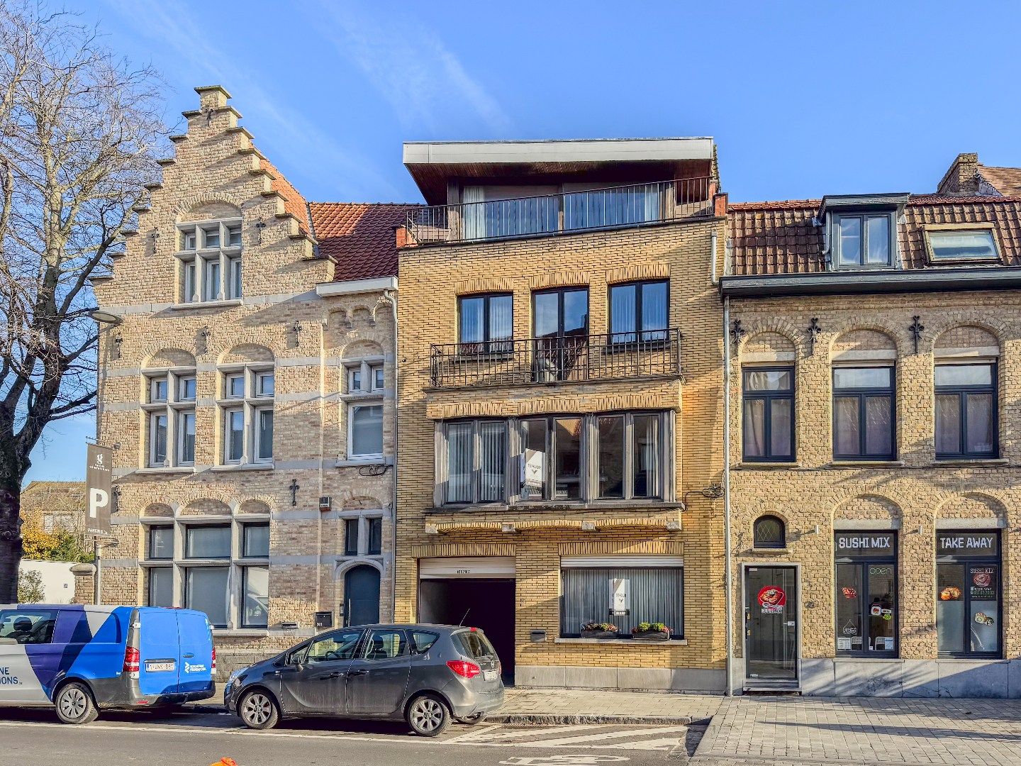 Ruime stadswoning met 3 slaapkamers een ruime terrassen. foto {{pictureIndex}}