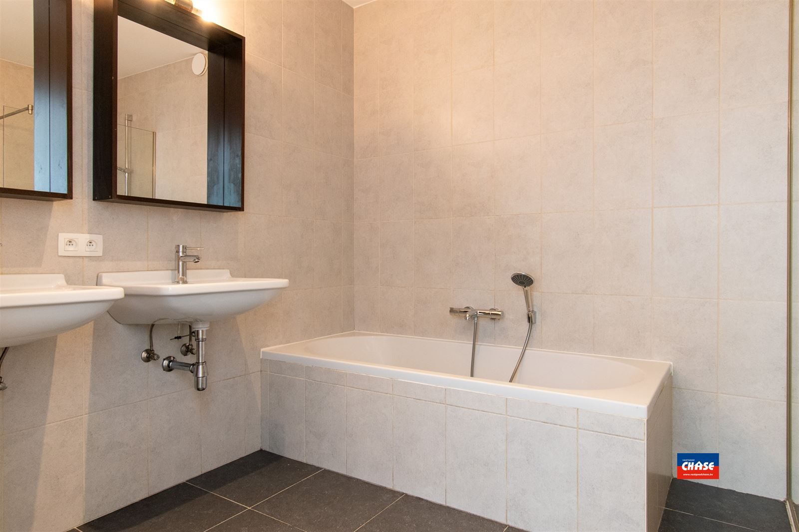 Gerenoveerde rijwoning met 3 slpks en grote tuin foto 17