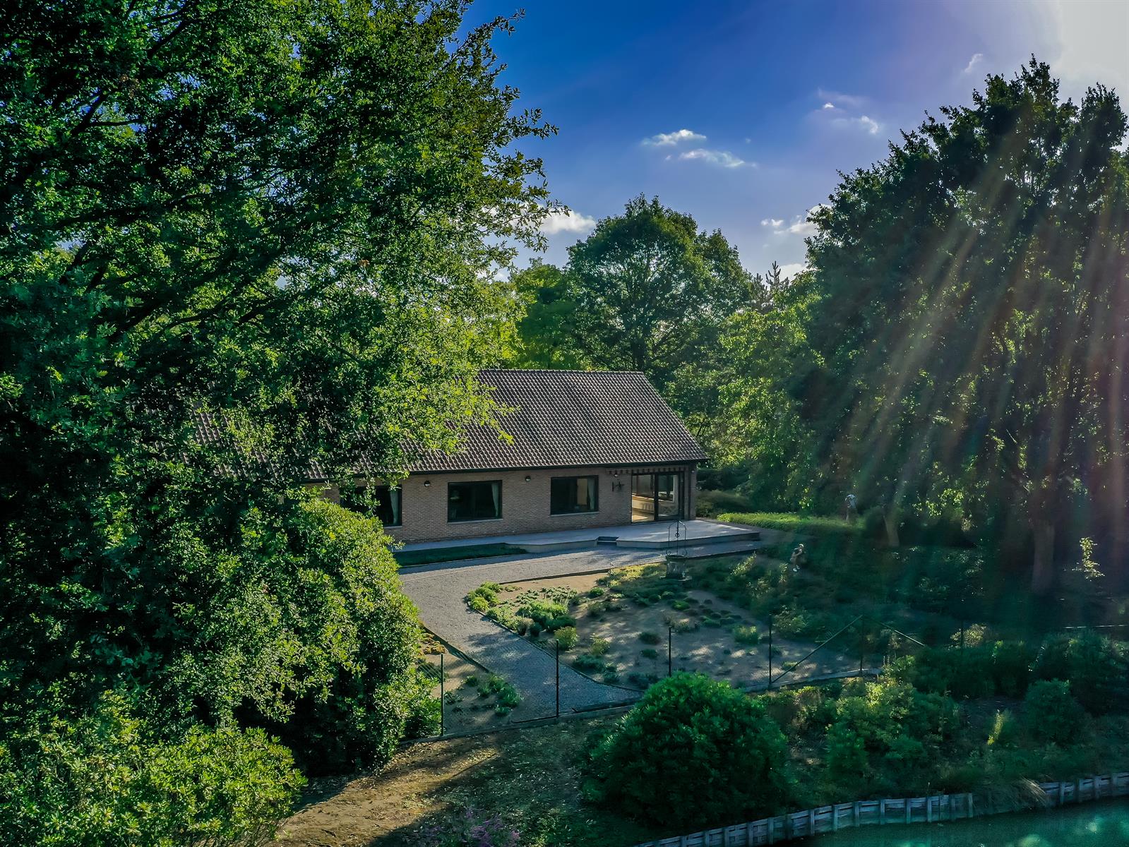 Villa in een oase van groen met zicht op waterpartij foto 6