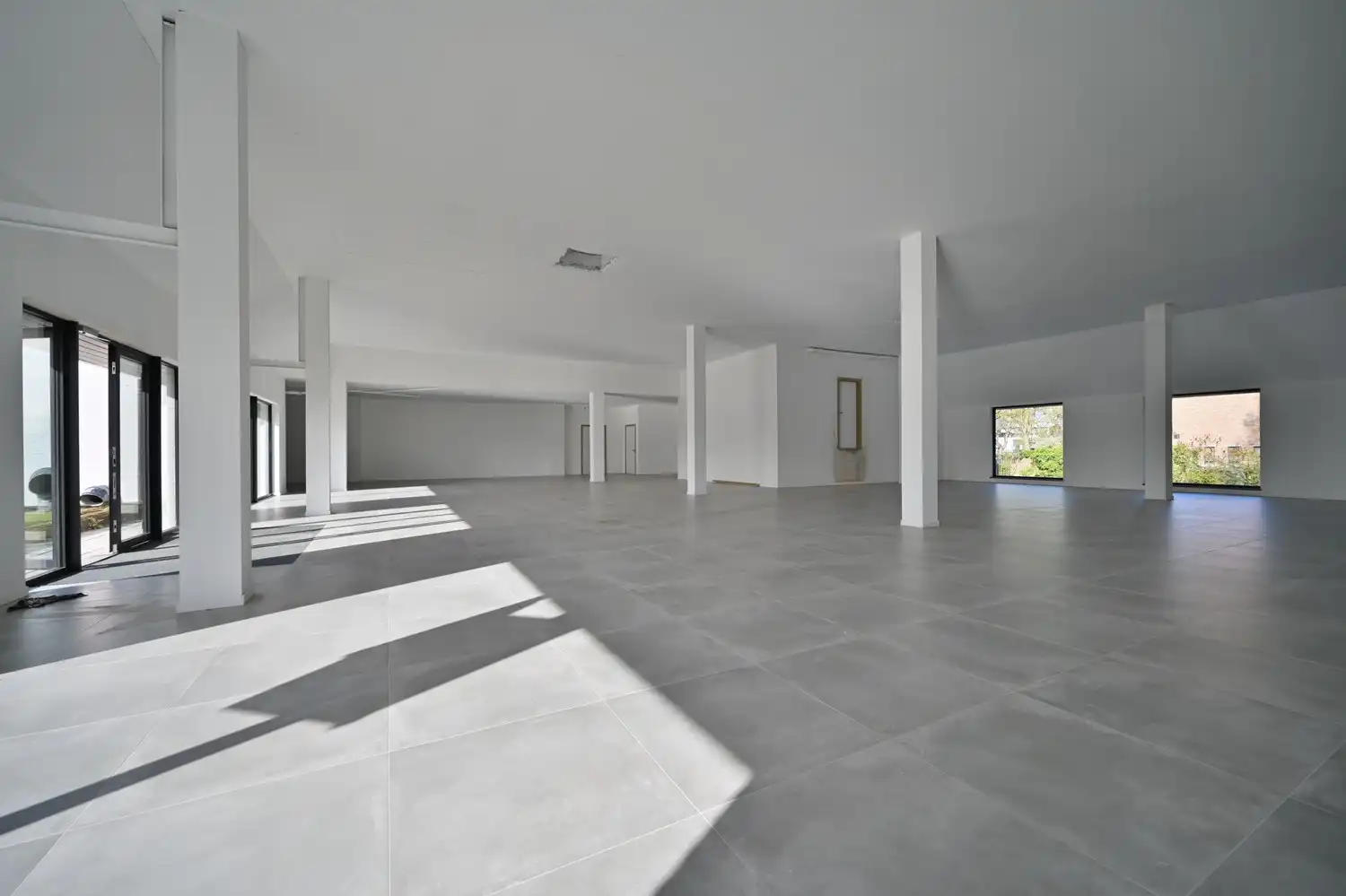 Unieke kans op topligging in Hasselt –  gelijkvloerse commerciële ruimte te koop (453 m²) foto 3